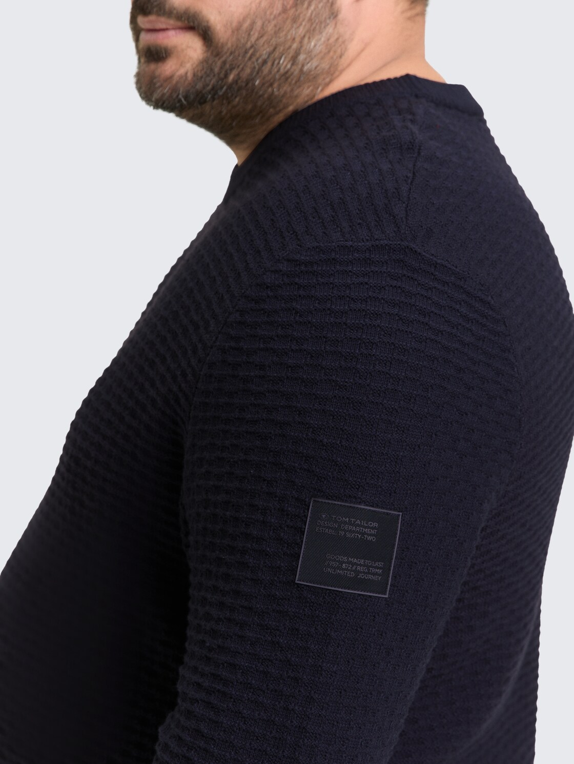 Plus Size - Strickpullover mit Rundhalsausschnitt - sky captain blue - Detail-Model-Ansicht