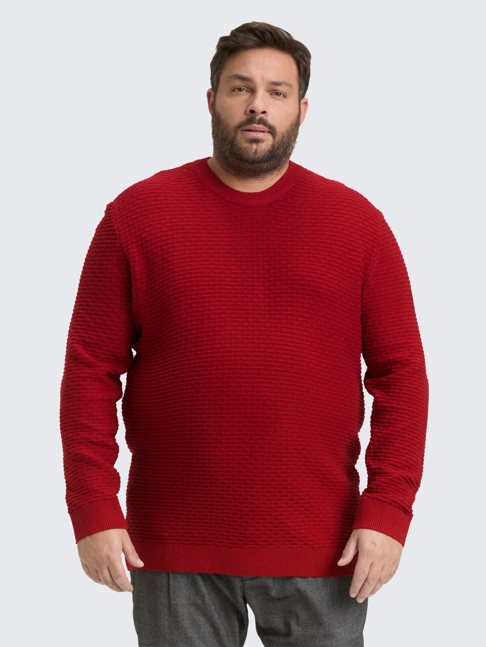 Plus Size - Strickpullover mit Rundhalsausschnitt - Coach Red - Ausschnitt Model-Vorderansicht