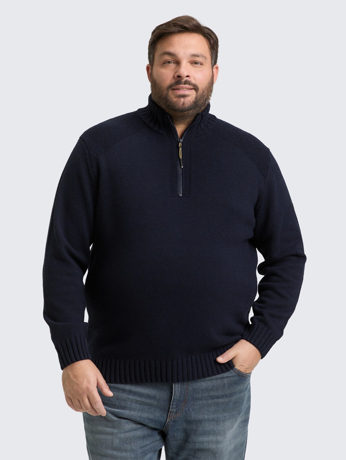 Plus Size - Troyer Strickpullover mit Ripp-Details - Knitted Navy Melange - Ausschnitt Model-Vorderansicht