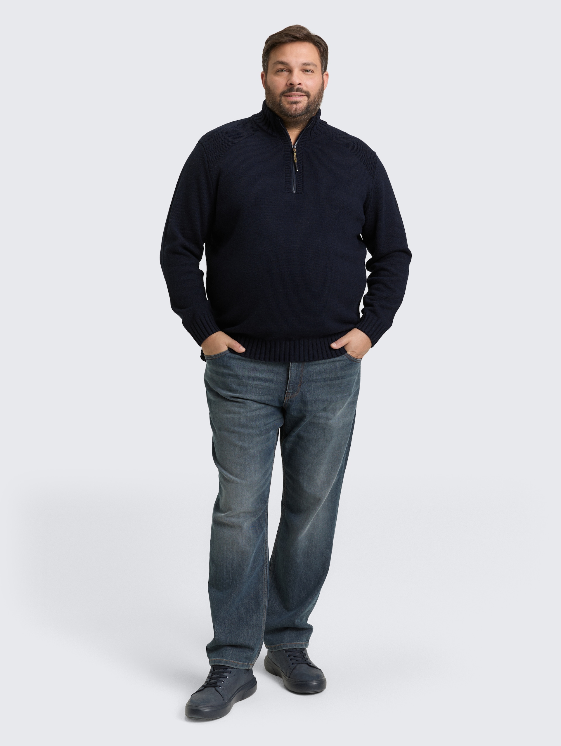 Plus Size - Troyer Strickpullover mit Ripp-Details - Knitted Navy Melange - Model-Vorderansicht