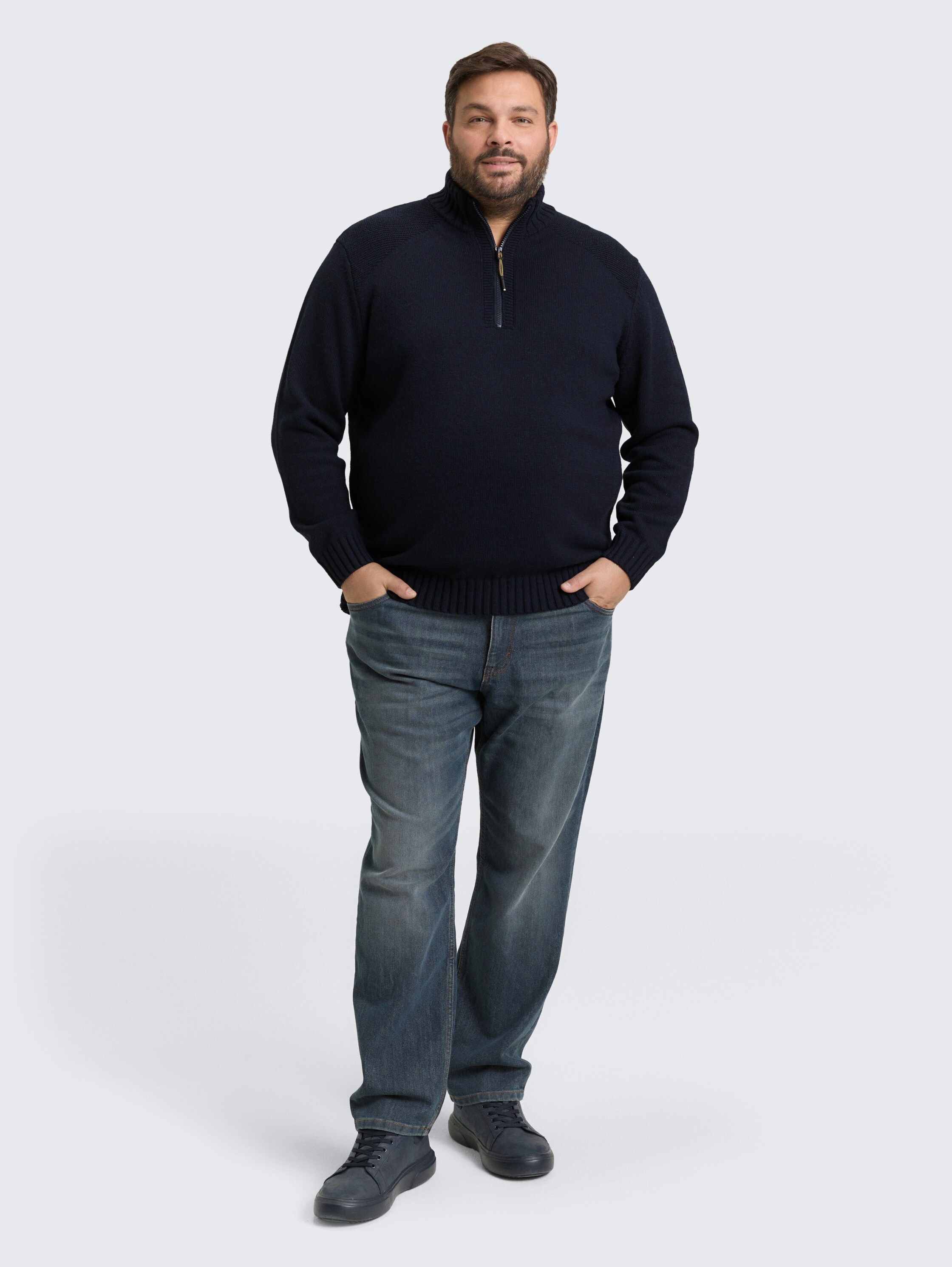 Plus Size - Troyer Strickpullover mit Ripp-Details - Knitted Navy Melange - Model-Vorderansicht