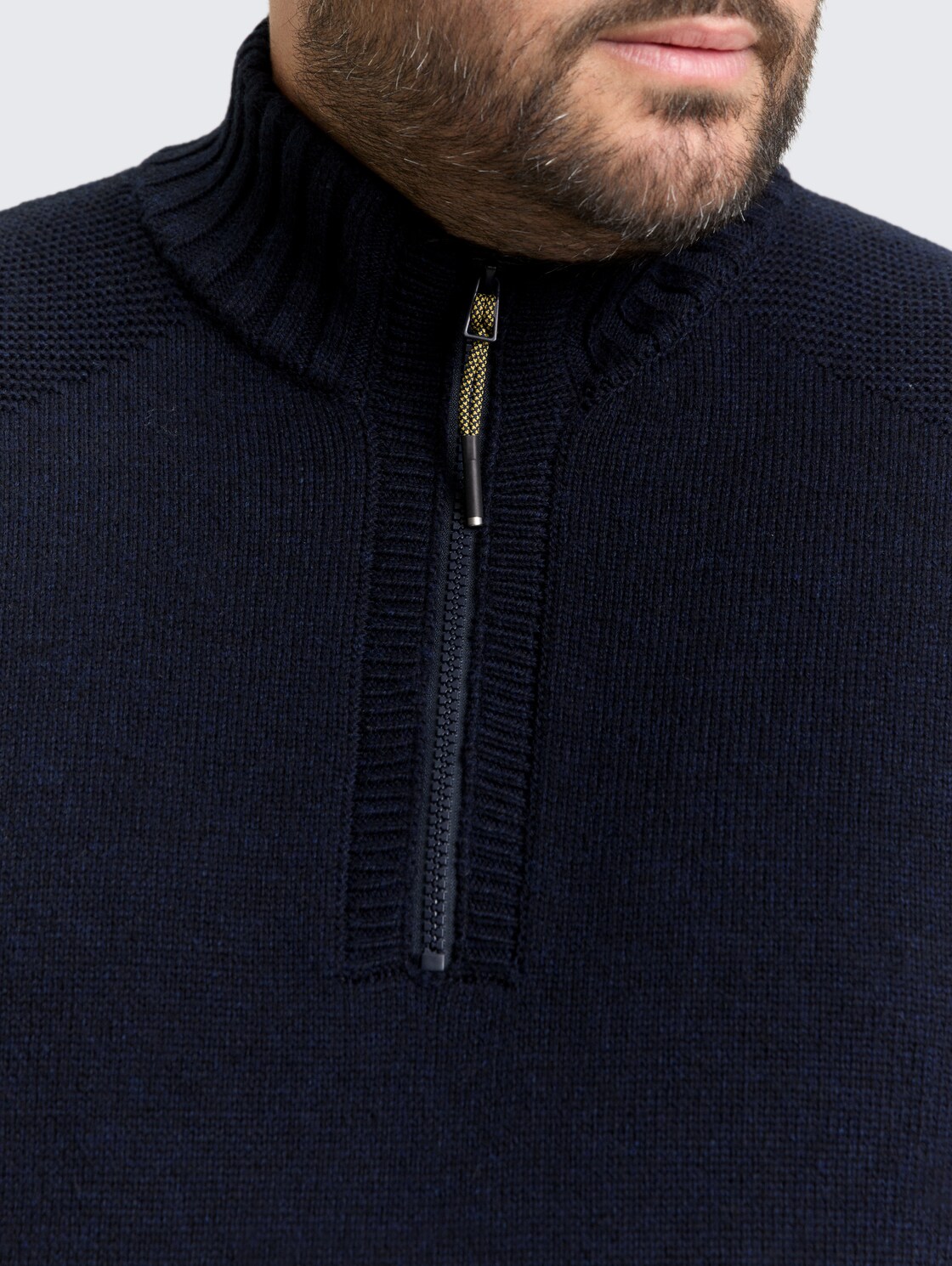 Plus Size - Troyer Strickpullover mit Ripp-Details - Knitted Navy Melange - Detail-Model-Ansicht