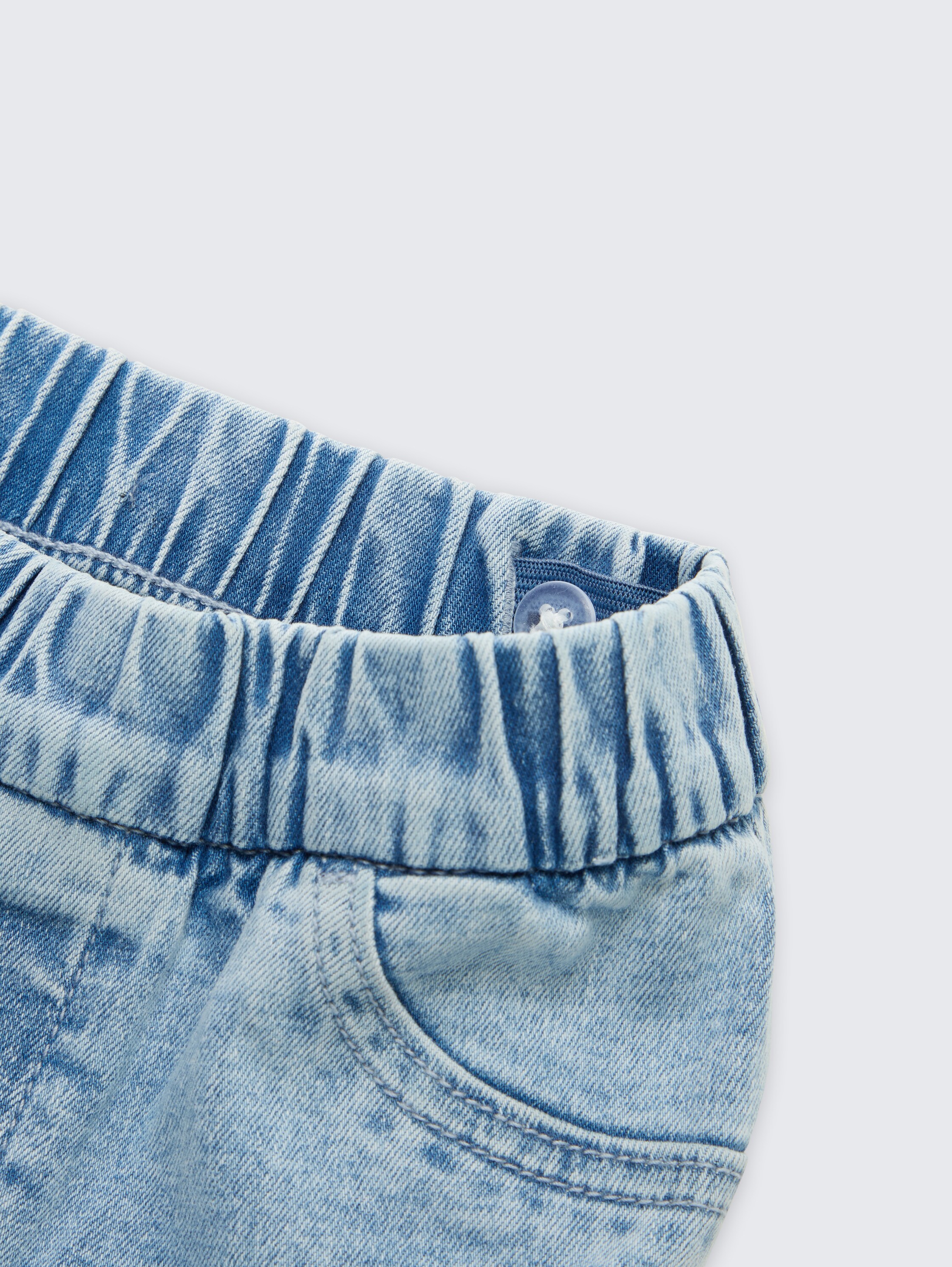 Wide Leg Jeans mit Stretch - Light Stone Blue Denim - Detail-Model-Ansicht