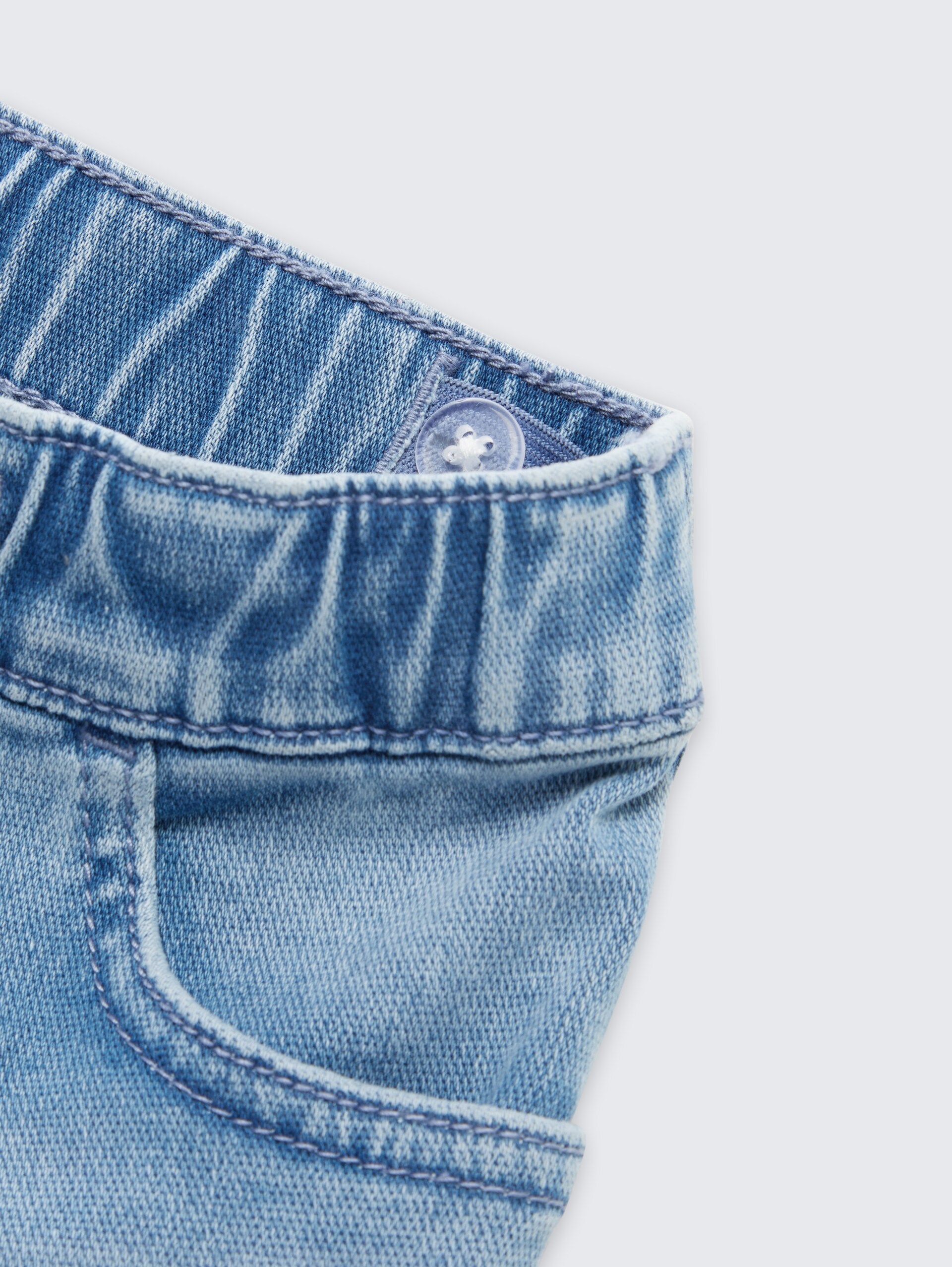 Straight Jeans mit Stretch - Used Light Stone Blue Denim - Detail-Model-Ansicht