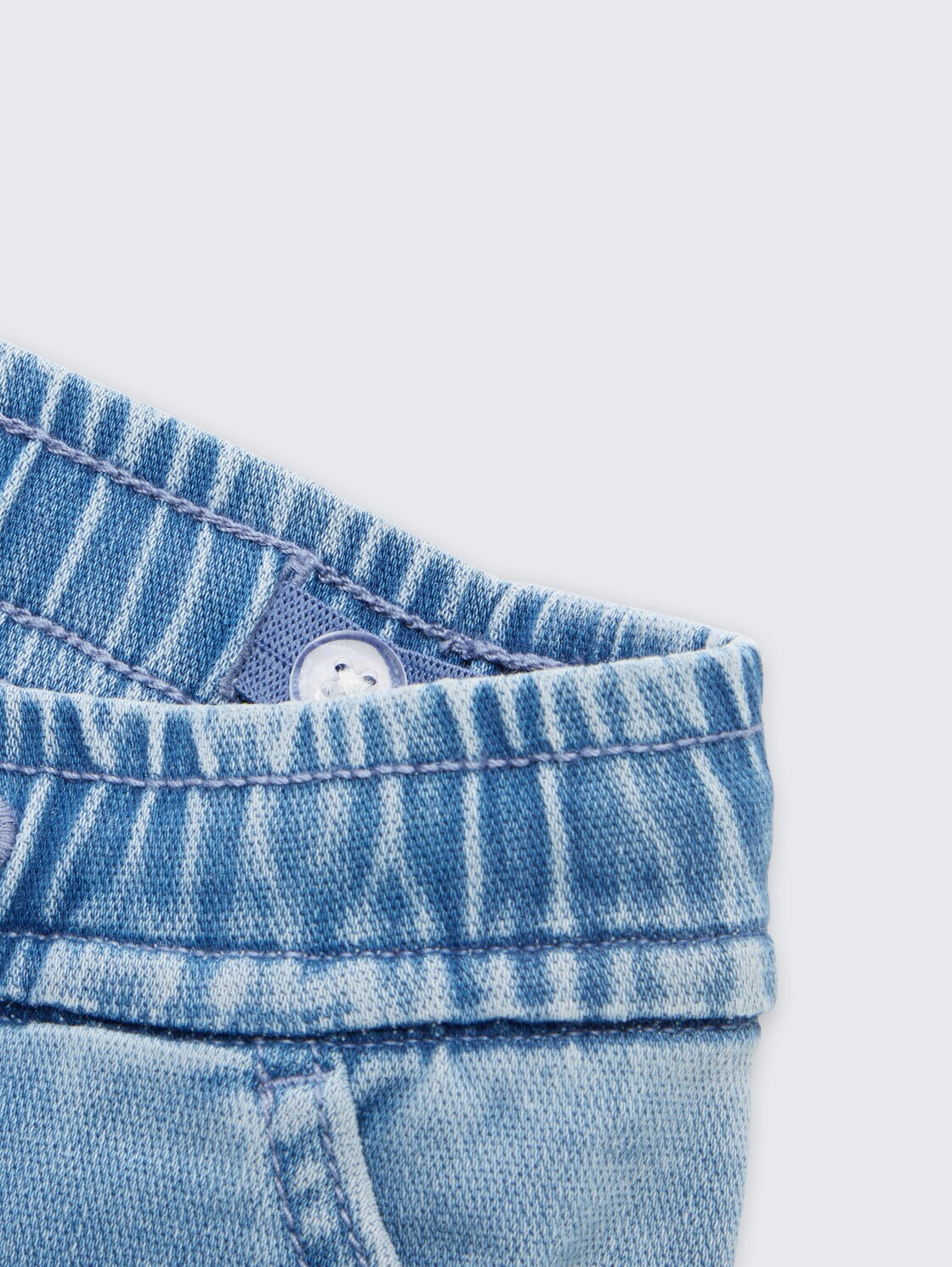 Chino Hose im Denim-Look - Used Light Stone Blue Denim - Detail-Model-Ansicht