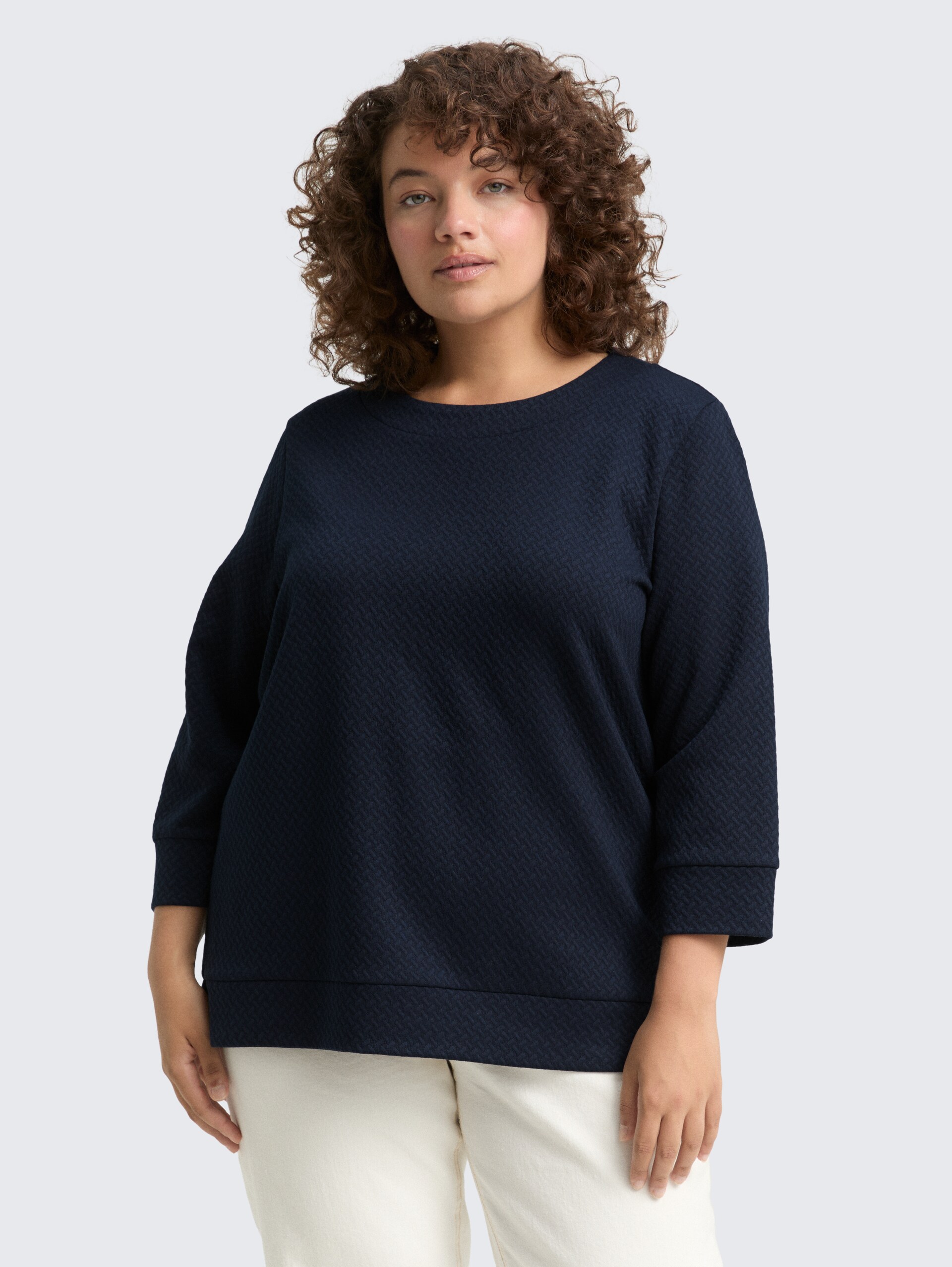 Plus Size - Boxy Fit Sweatshirt - sky captain blue - Ausschnitt Model-Vorderansicht