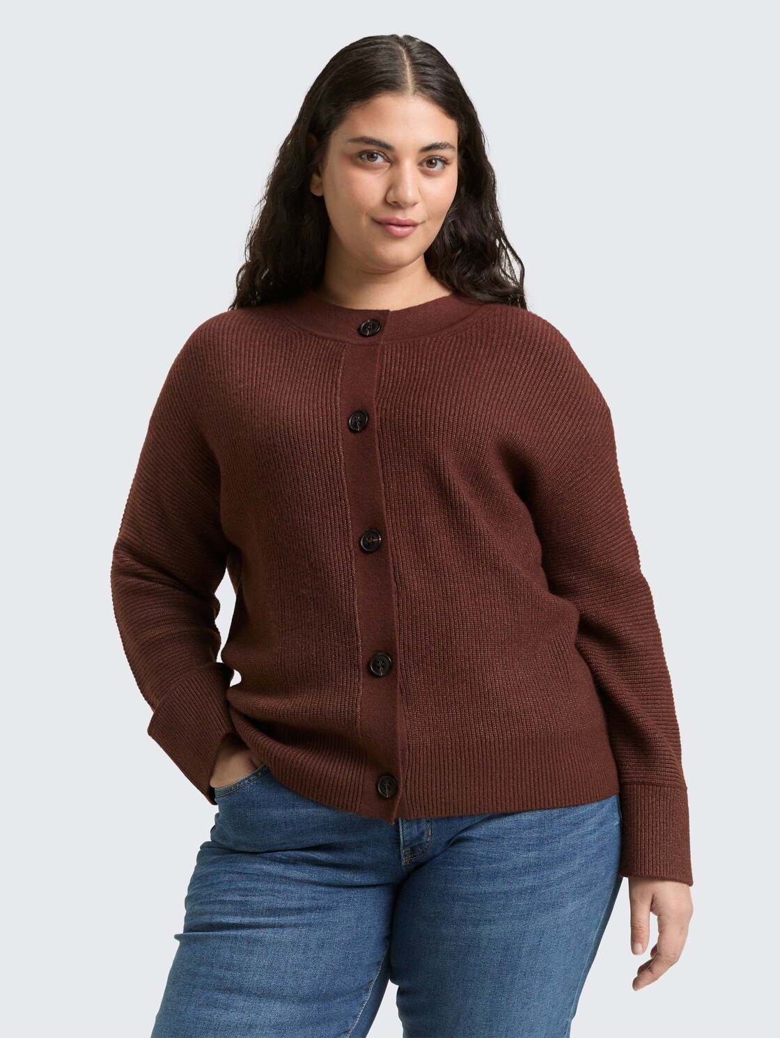 Plus Size - Oversize Cardigan mit Rundhalsausschnitt - dark pecan brown melange - Ausschnitt Model-Vorderansicht
