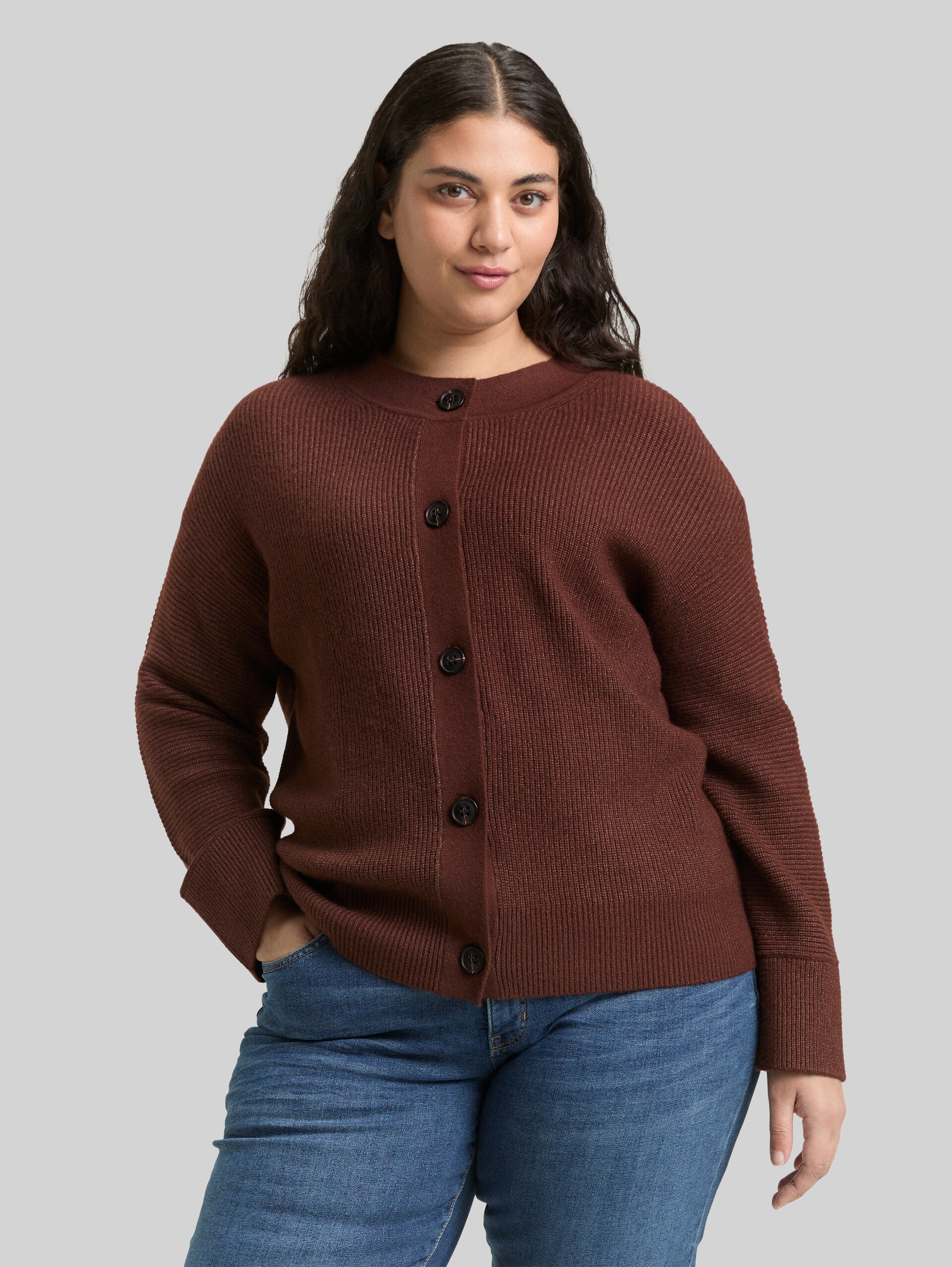 Plus Size - Oversize Cardigan mit Rundhalsausschnitt - dark pecan brown melange - Ausschnitt Model-Vorderansicht