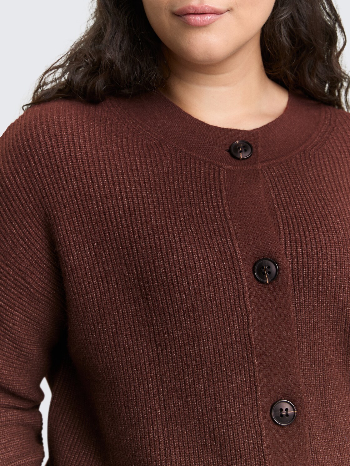 Plus Size - Oversize Cardigan mit Rundhalsausschnitt - dark pecan brown melange - Detail-Model-Ansicht