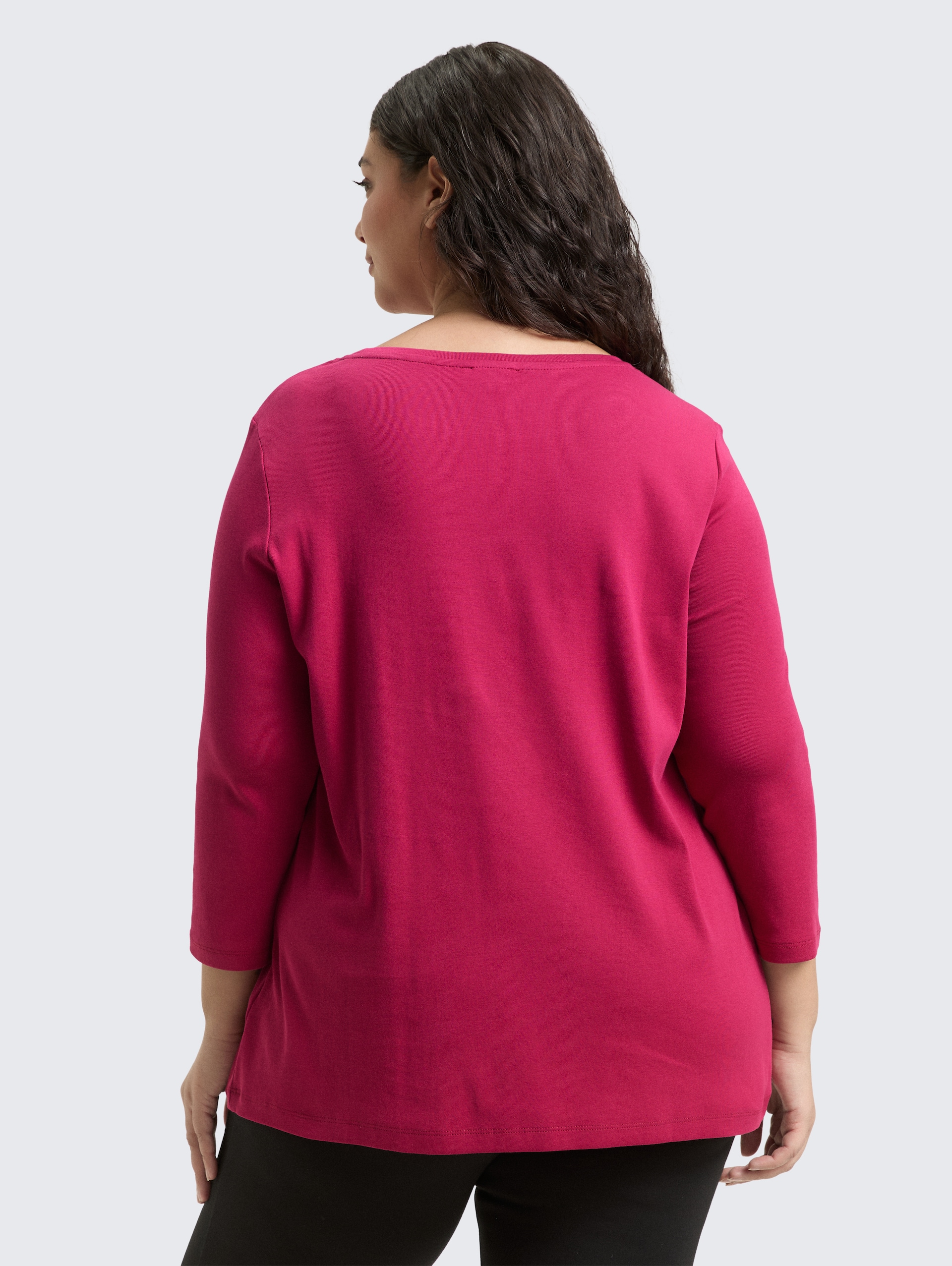 Plus Size - Slim Fit Langarmshirt mit Glitzer-Logo - dark pink - Auschnitt Model-Rückansicht