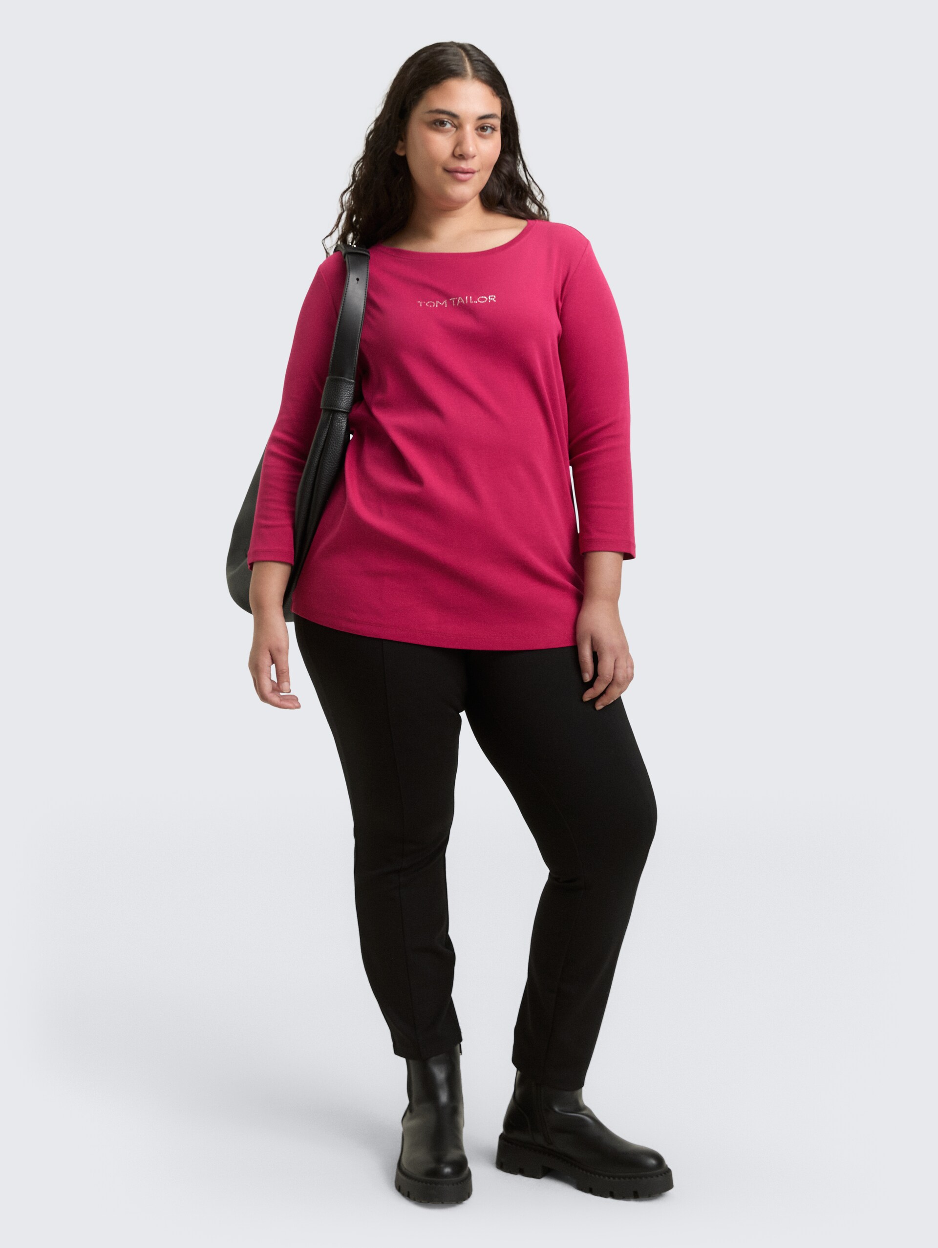 Plus Size - Slim Fit Langarmshirt mit Glitzer-Logo - dark pink - Model-Vorderansicht