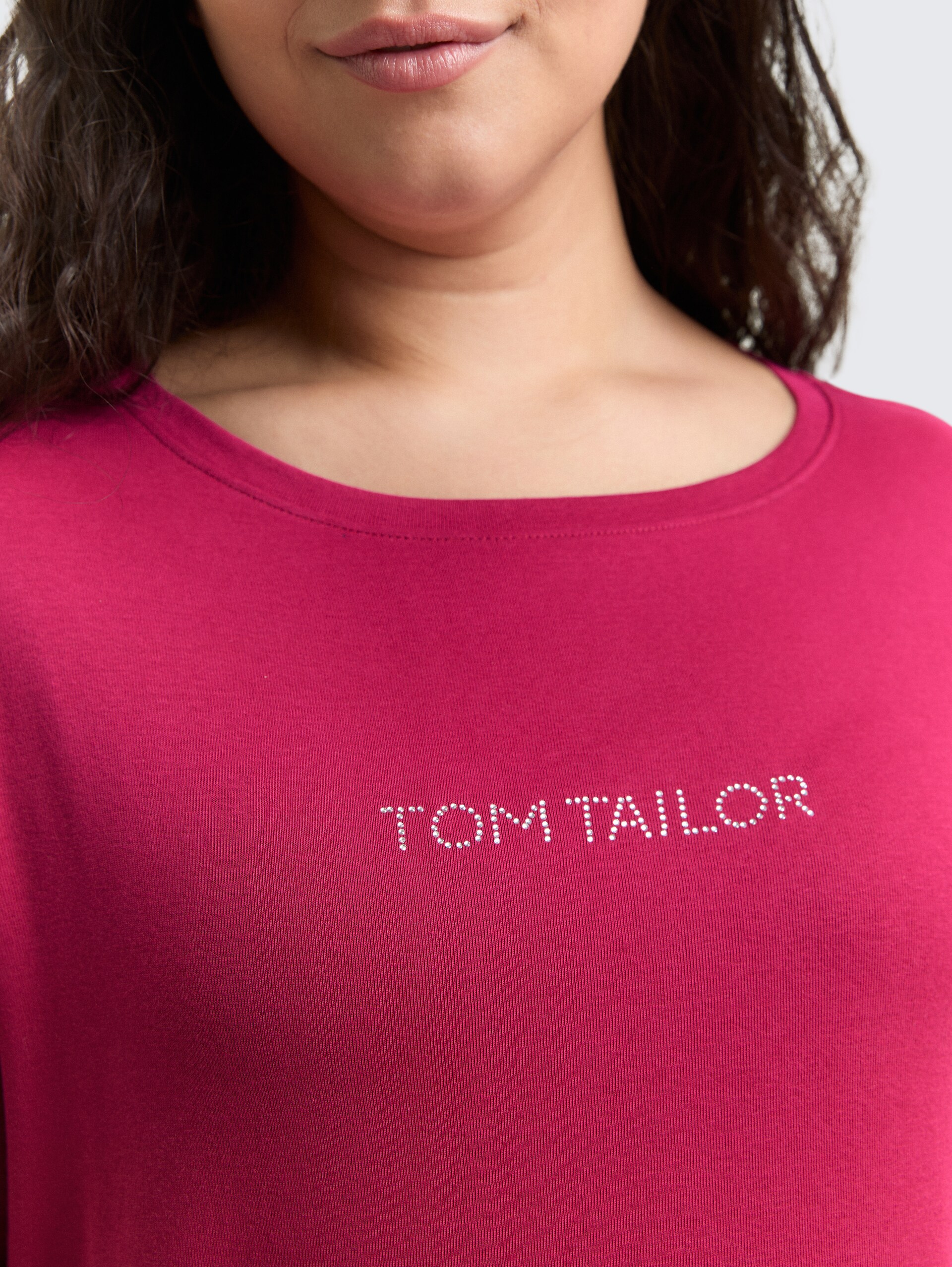 Plus Size - Slim Fit Langarmshirt mit Glitzer-Logo - dark pink - Detail-Model-Ansicht