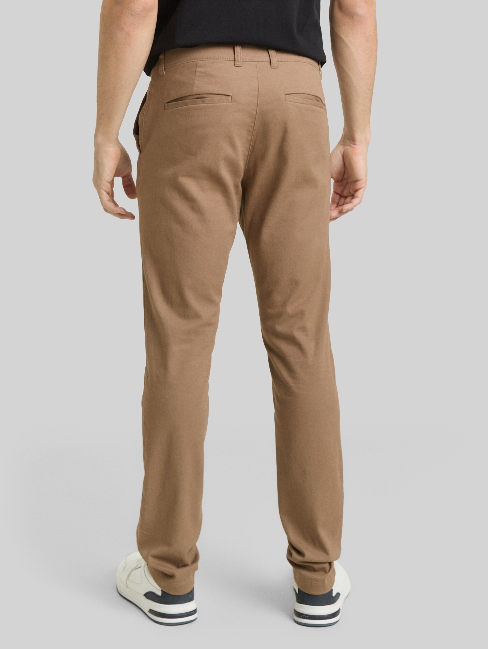 TTTRAVIS SLIM chino trousers - Caribou Beige - Neckline model-back view