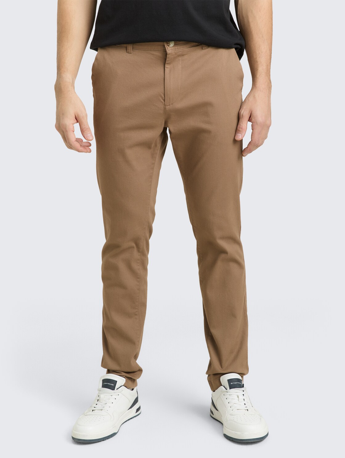 TTTRAVIS SLIM Chino Hose - Caribou Beige - Ausschnitt Model-Vorderansicht