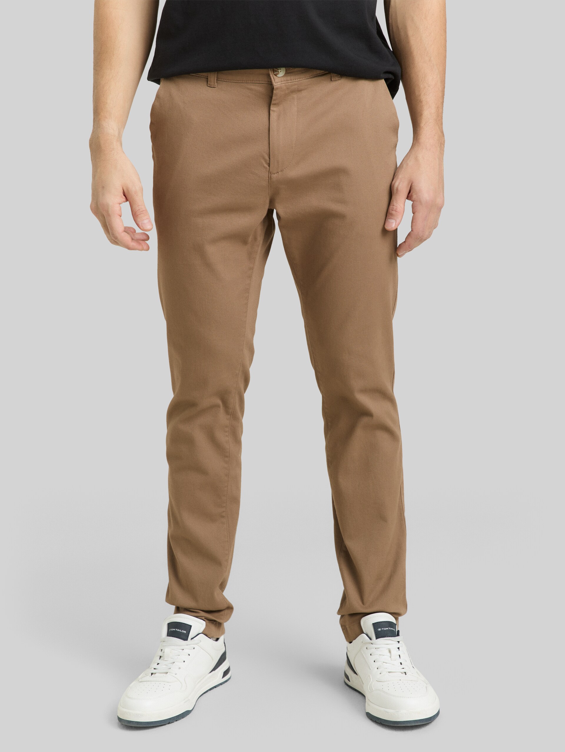 TTTRAVIS SLIM chino trousers - Caribou Beige - Neckline model front view