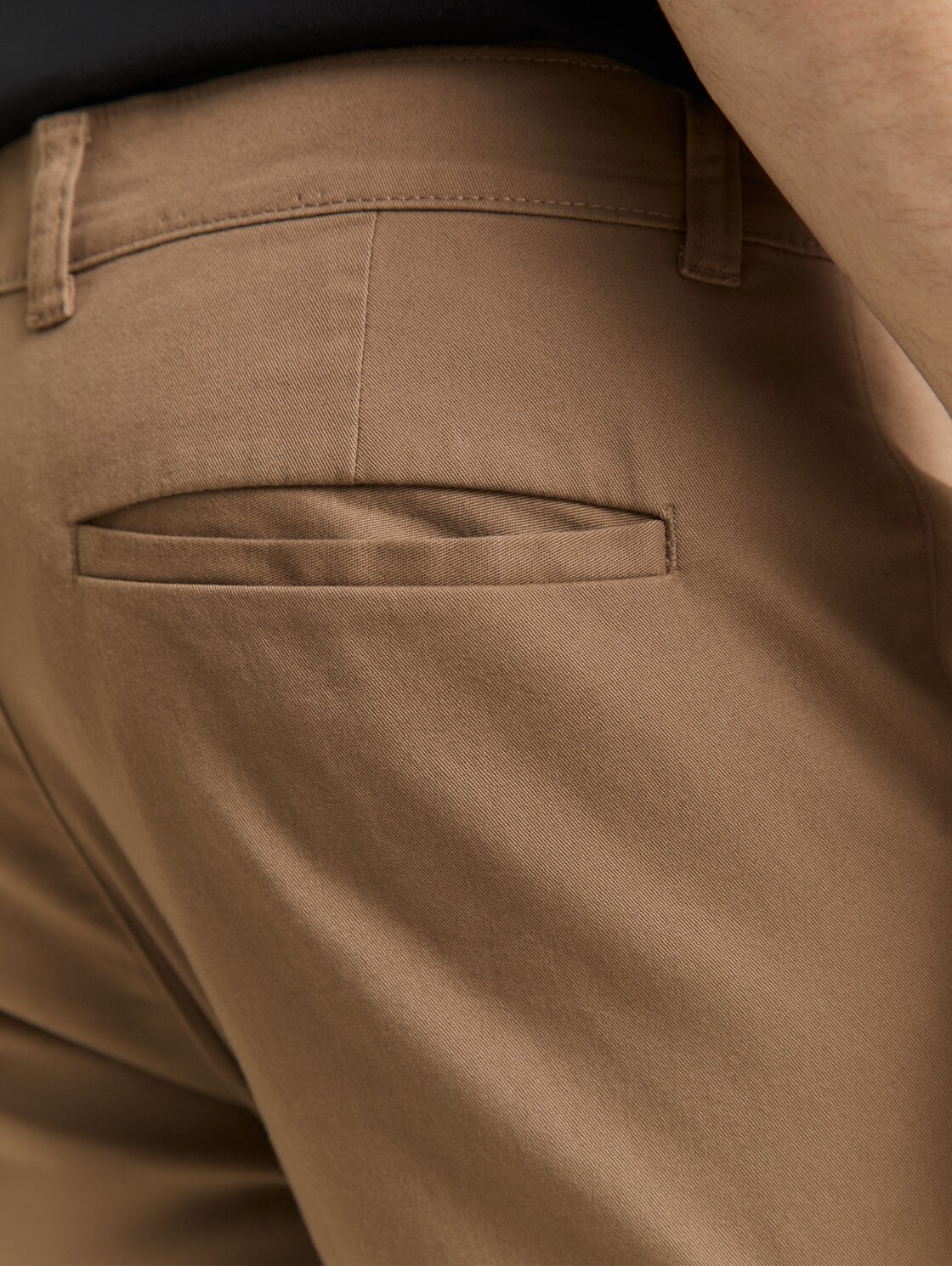 TTTRAVIS SLIM Chino Hose - Caribou Beige - Detail-Model-Ansicht