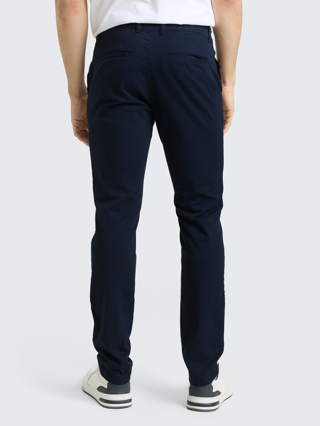 TTTRAVIS SLIM Chino Hose - sky captain blue - Auschnitt Model-Rückansicht