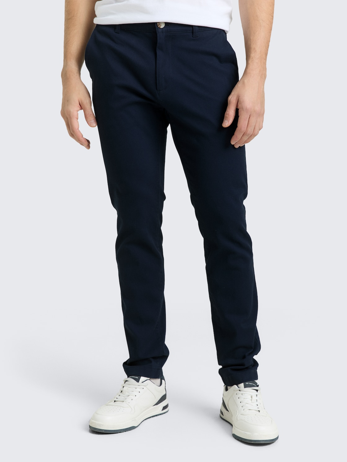 TTTRAVIS SLIM Chino Hose - sky captain blue - Ausschnitt Model-Vorderansicht