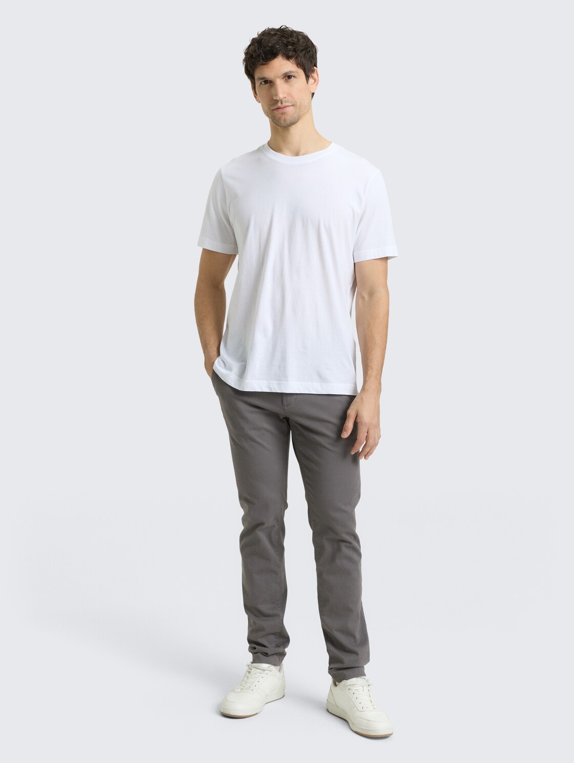 TTTRAVIS SLIM Chino Hose - Castlerock Grey - Model-Vorderansicht