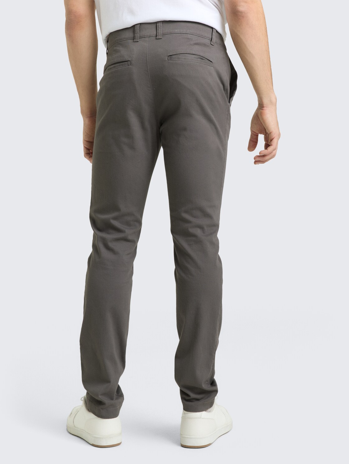 TTTRAVIS SLIM Chino Hose - Castlerock Grey - Auschnitt Model-Rückansicht