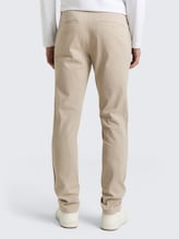 TTTRAVIS SLIM Chino Hose - Cashew Beige - Auschnitt Model-Rückansicht