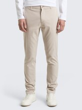 TTTRAVIS SLIM Chino Hose - Cashew Beige - Ausschnitt Model-Vorderansicht