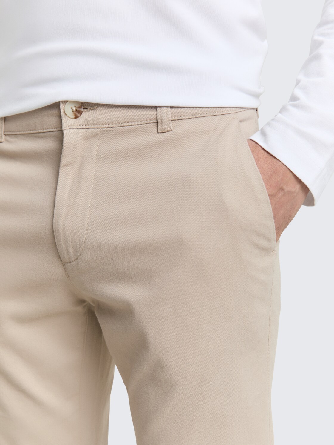 TTTRAVIS SLIM Chino Hose - Cashew Beige - Detail-Model-Ansicht