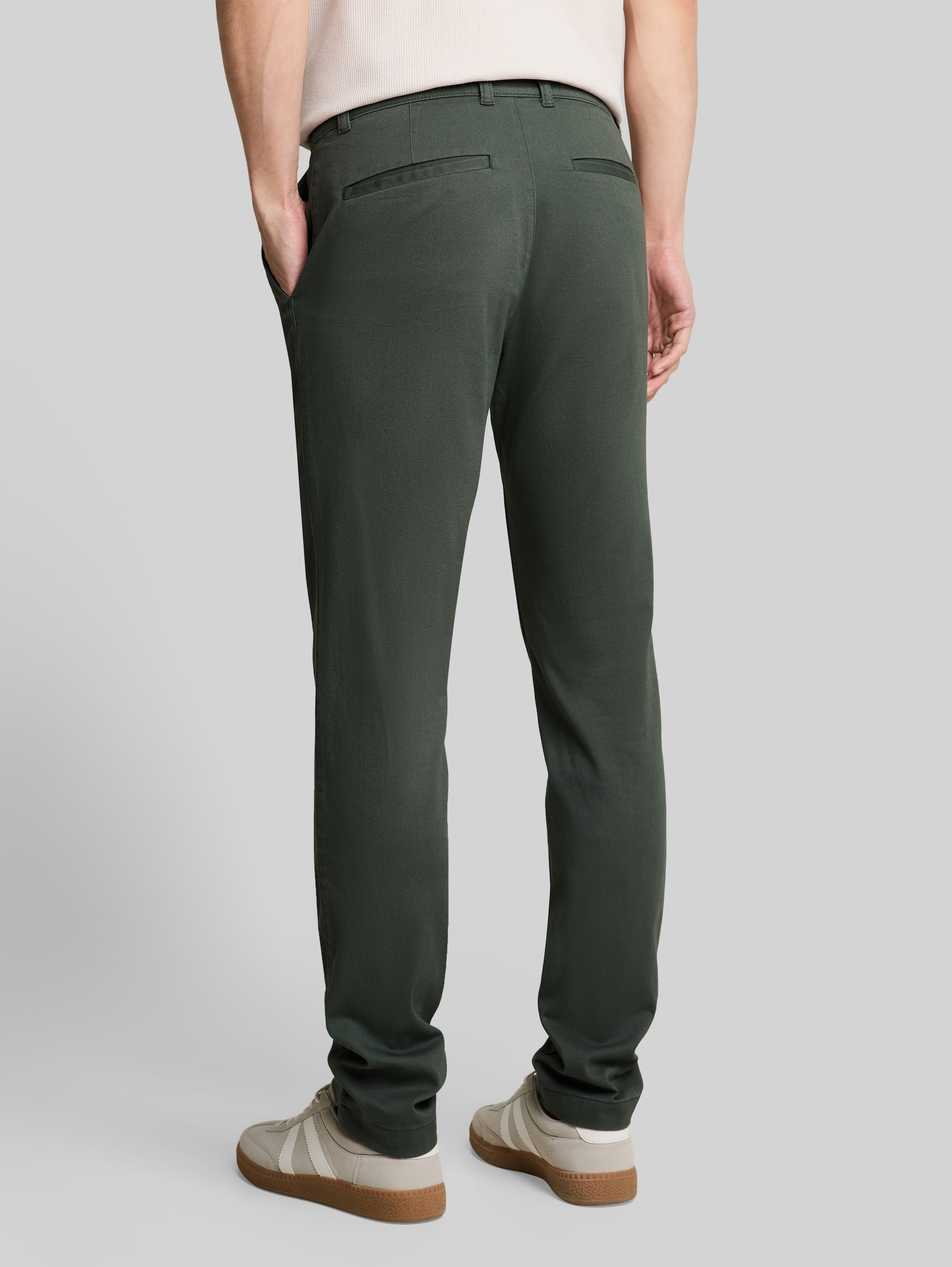 TTTRAVIS SLIM Chino Hose - Darkest Olive - Auschnitt Model-Rückansicht