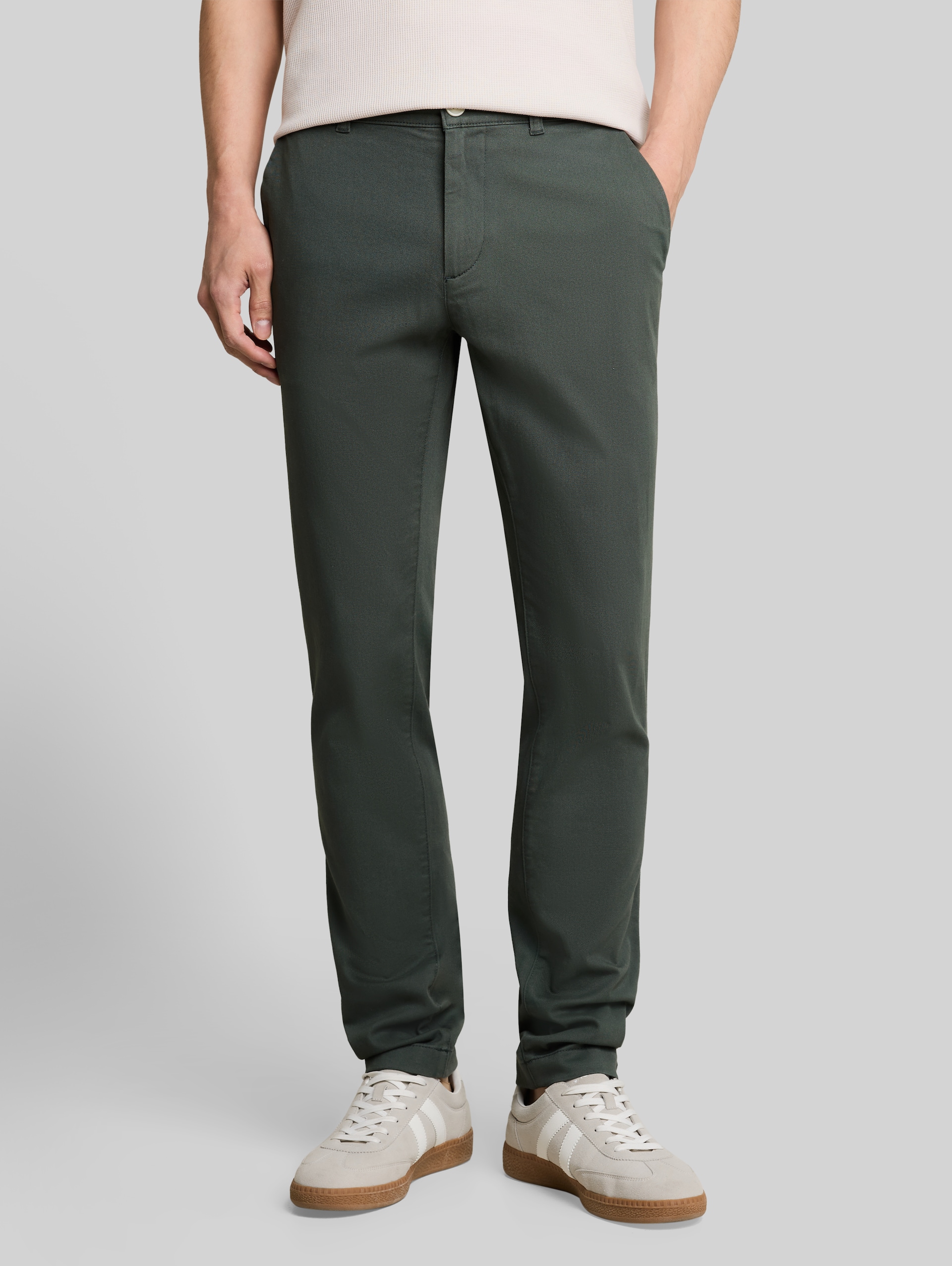 TTTRAVIS SLIM Chino Hose - Darkest Olive - Ausschnitt Model-Vorderansicht