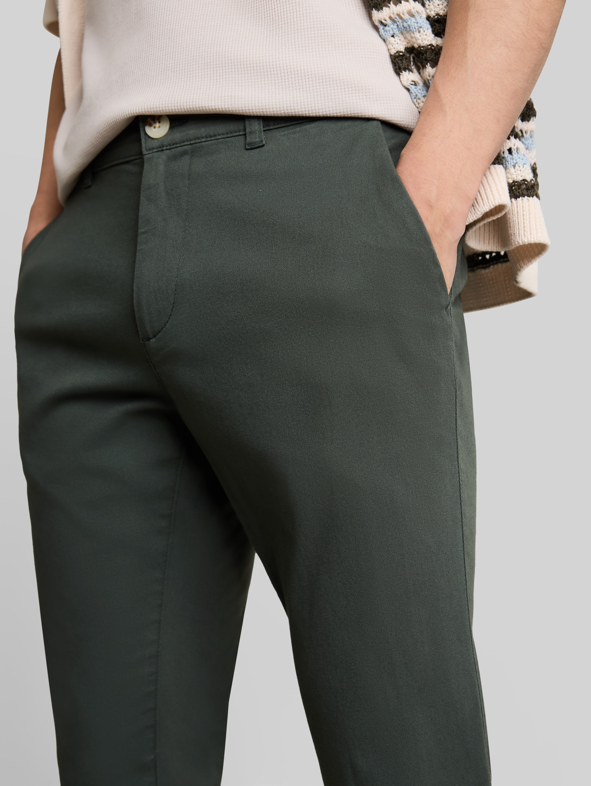 TTTRAVIS SLIM Chino Hose - Darkest Olive - Detail-Model-Ansicht