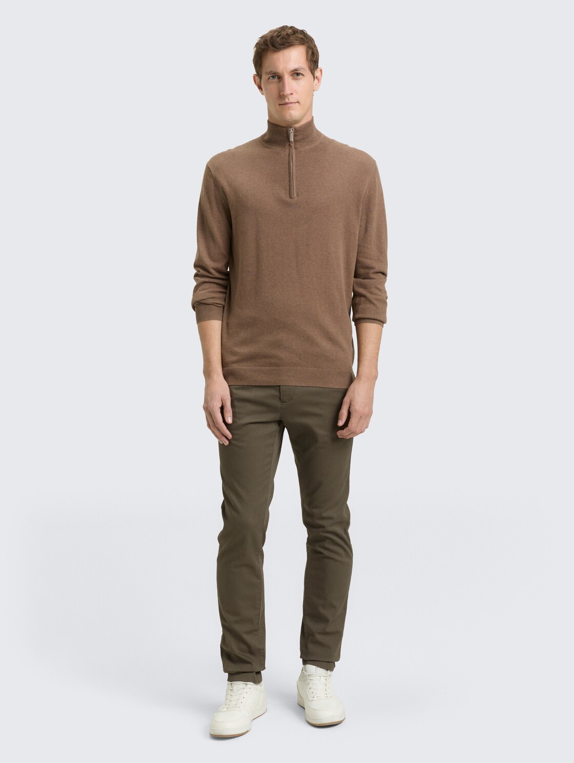 TTTRAVIS SLIM Chino Hose - deep leaf green - Model-Vorderansicht