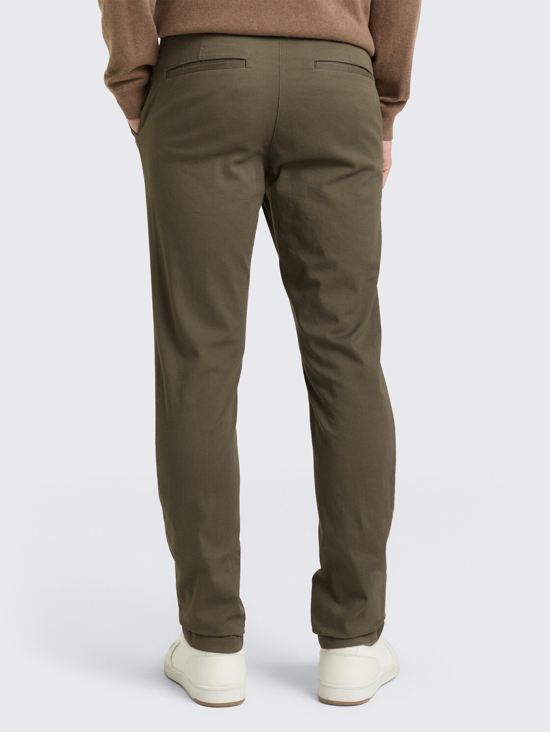 TTTRAVIS SLIM Chino Hose - deep leaf green - Auschnitt Model-Rückansicht