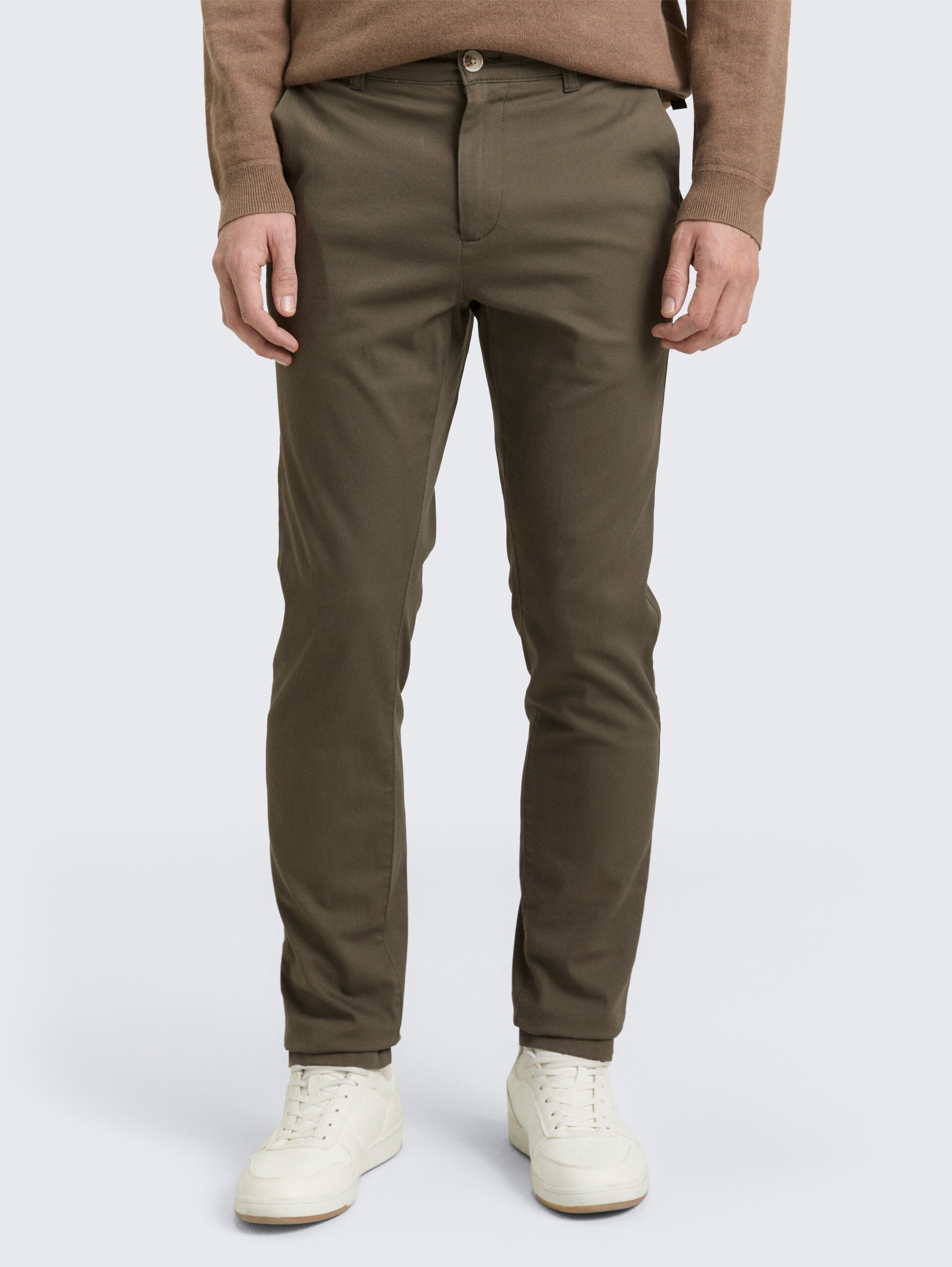 TTTRAVIS SLIM Chino Hose - deep leaf green - Ausschnitt Model-Vorderansicht
