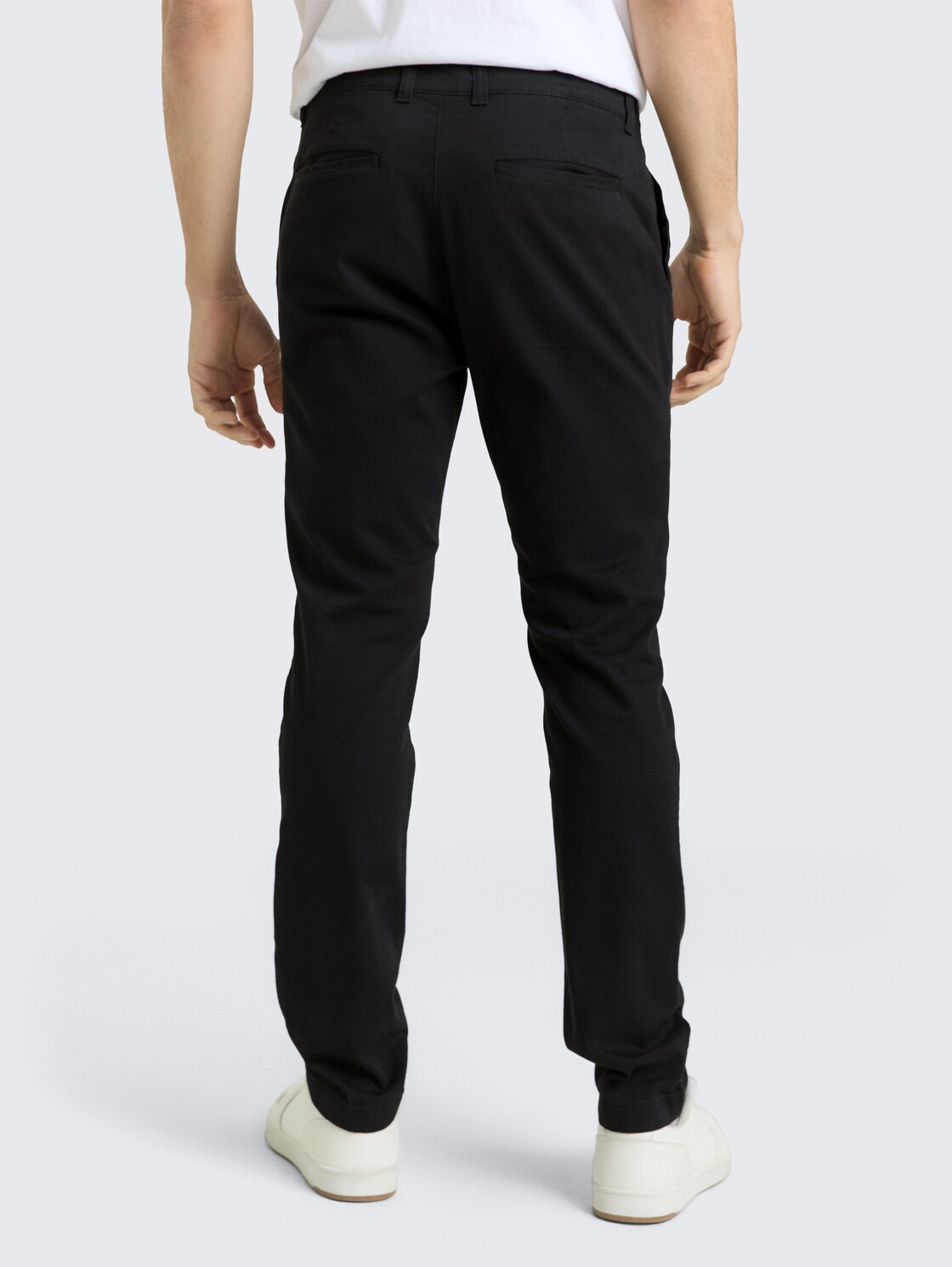TTTRAVIS SLIM Chino Hose - Black - Auschnitt Model-Rückansicht