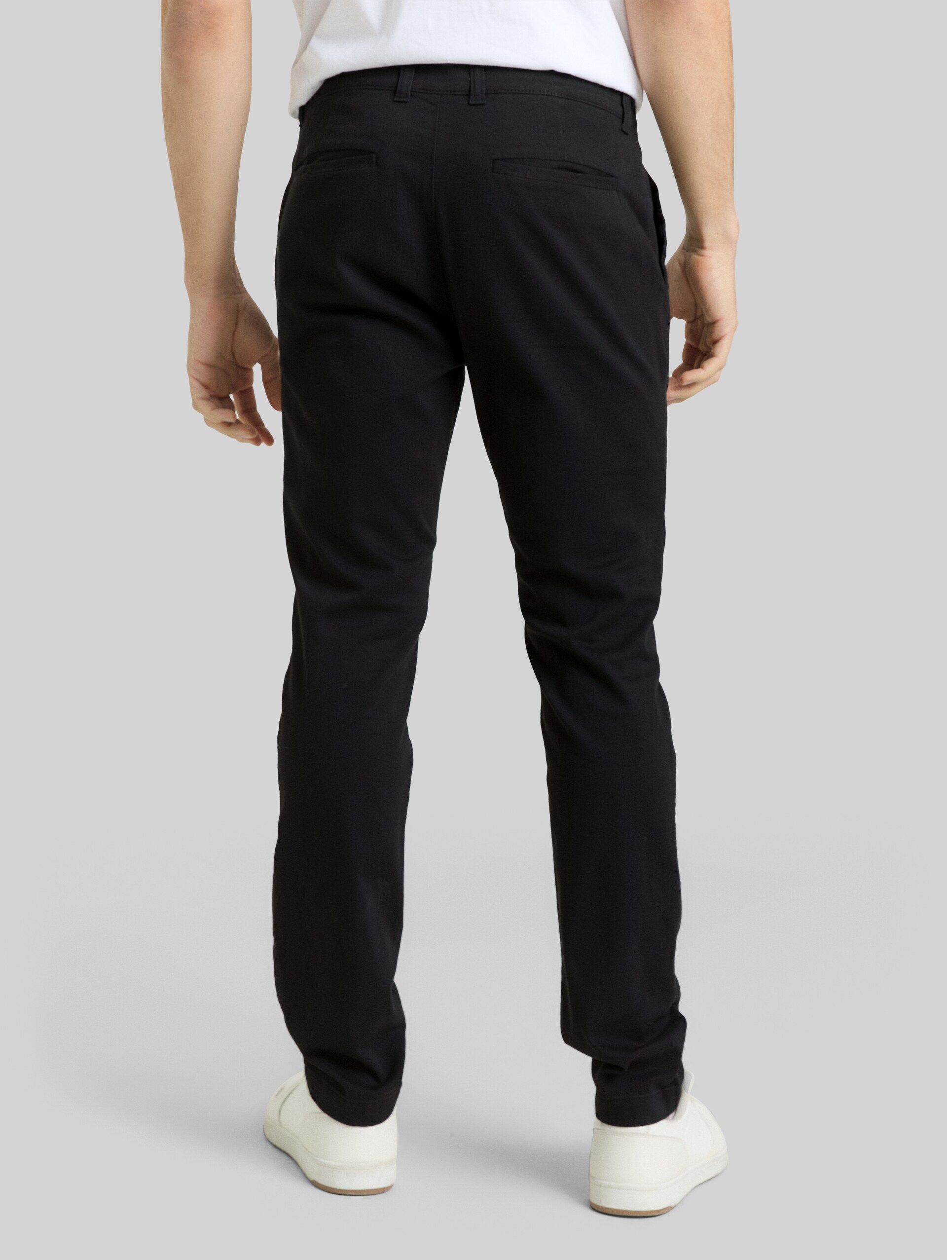 TTTRAVIS SLIM Chino Hose - Black - Auschnitt Model-Rückansicht