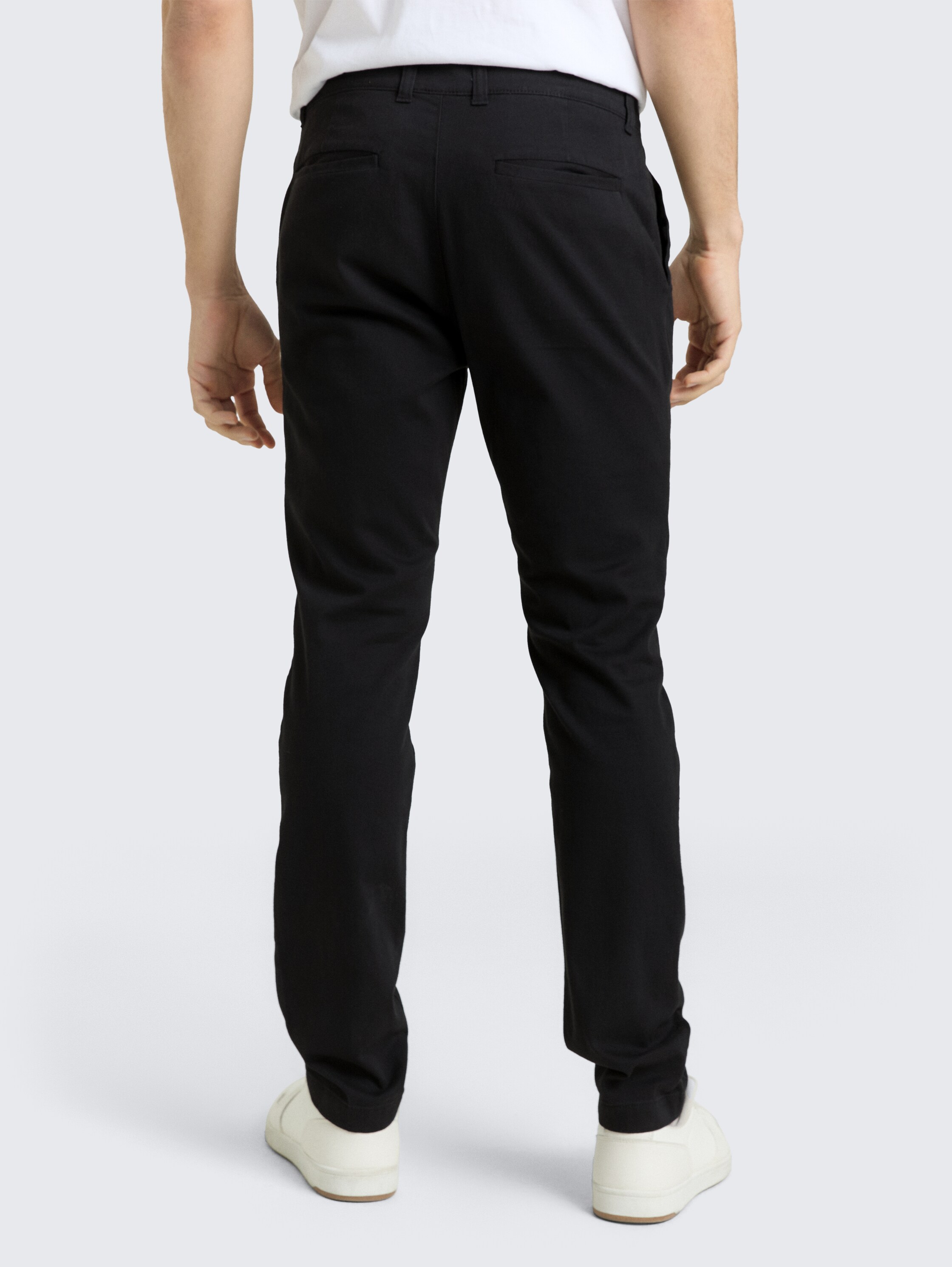 TTTRAVIS SLIM Chino Hose - Black - Auschnitt Model-Rückansicht