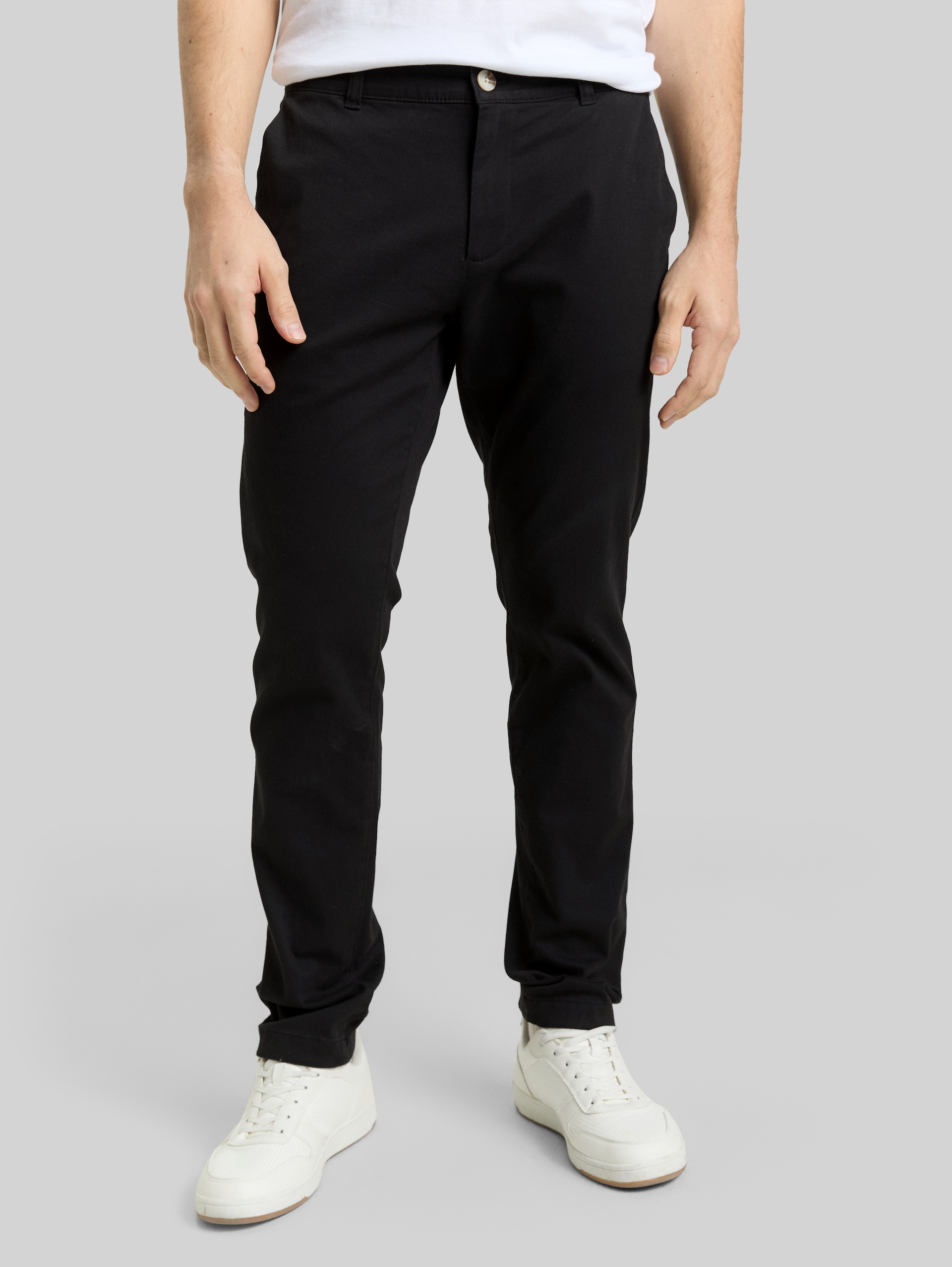 TTTRAVIS SLIM Chino Hose - Black - Ausschnitt Model-Vorderansicht