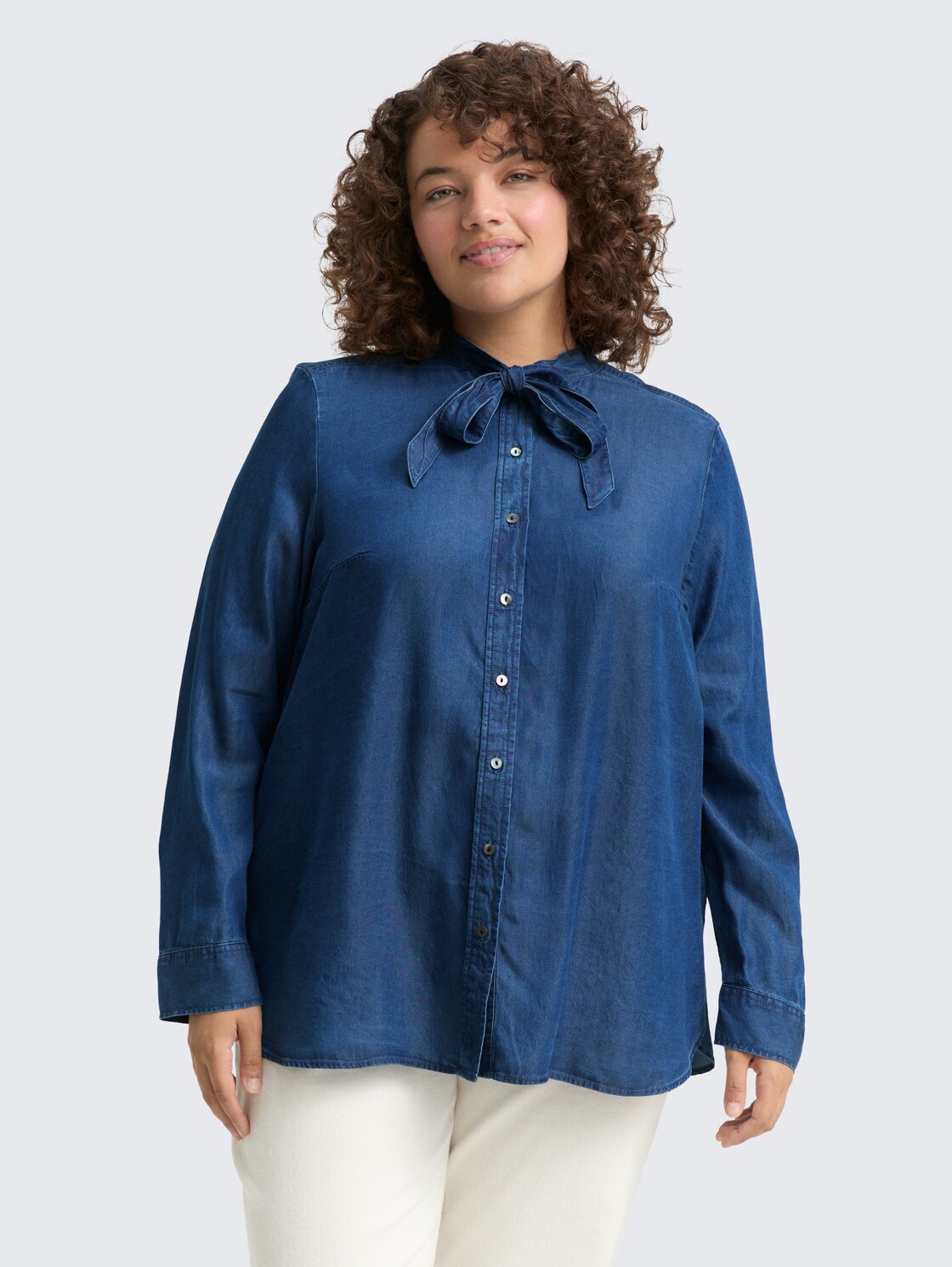 Plus Size - Bluse mit Schleifen-Detail - blue denim dark wash - Ausschnitt Model-Vorderansicht