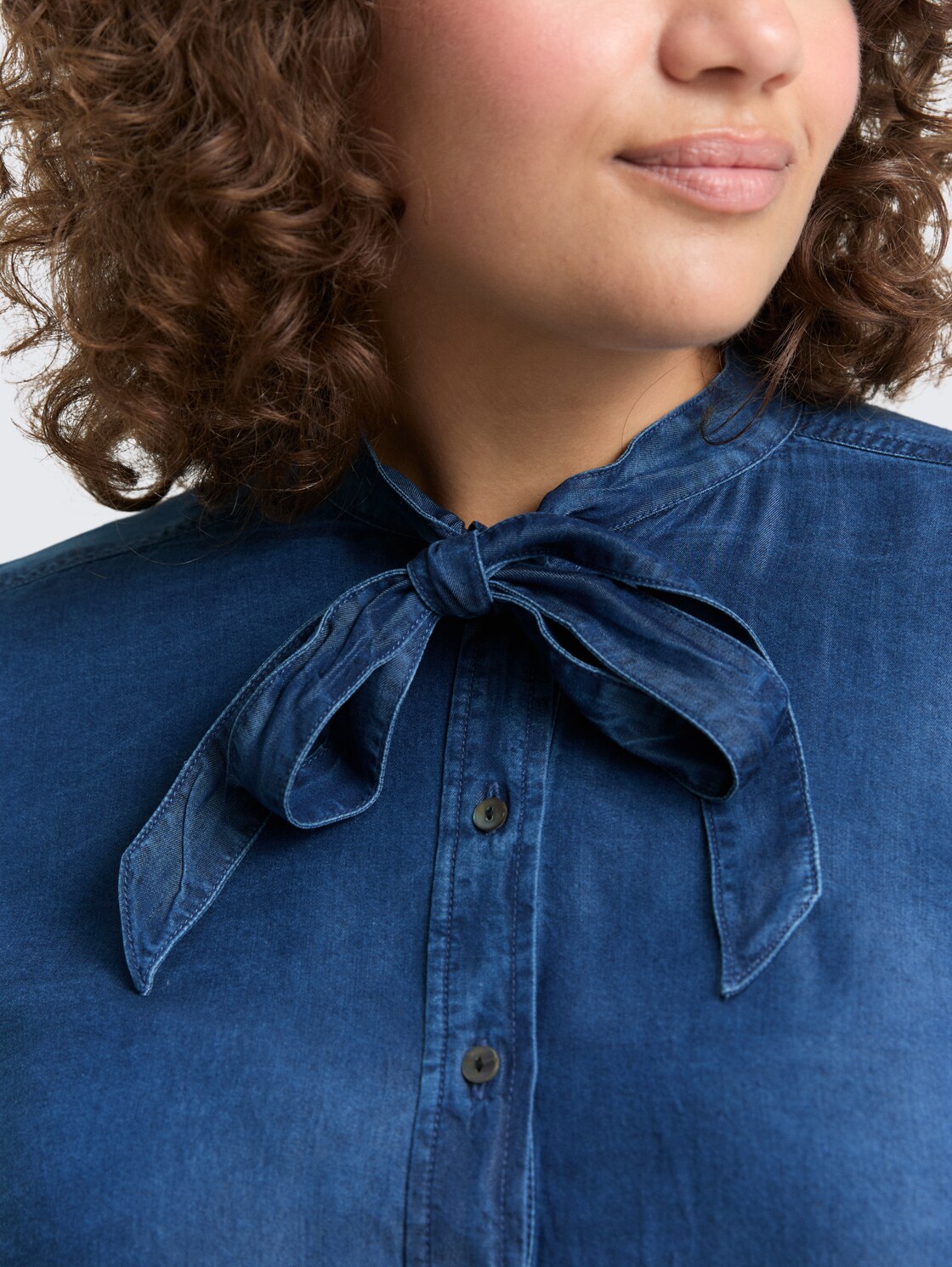 Plus Size - Bluse mit Schleifen-Detail - blue denim dark wash - Detail-Model-Ansicht