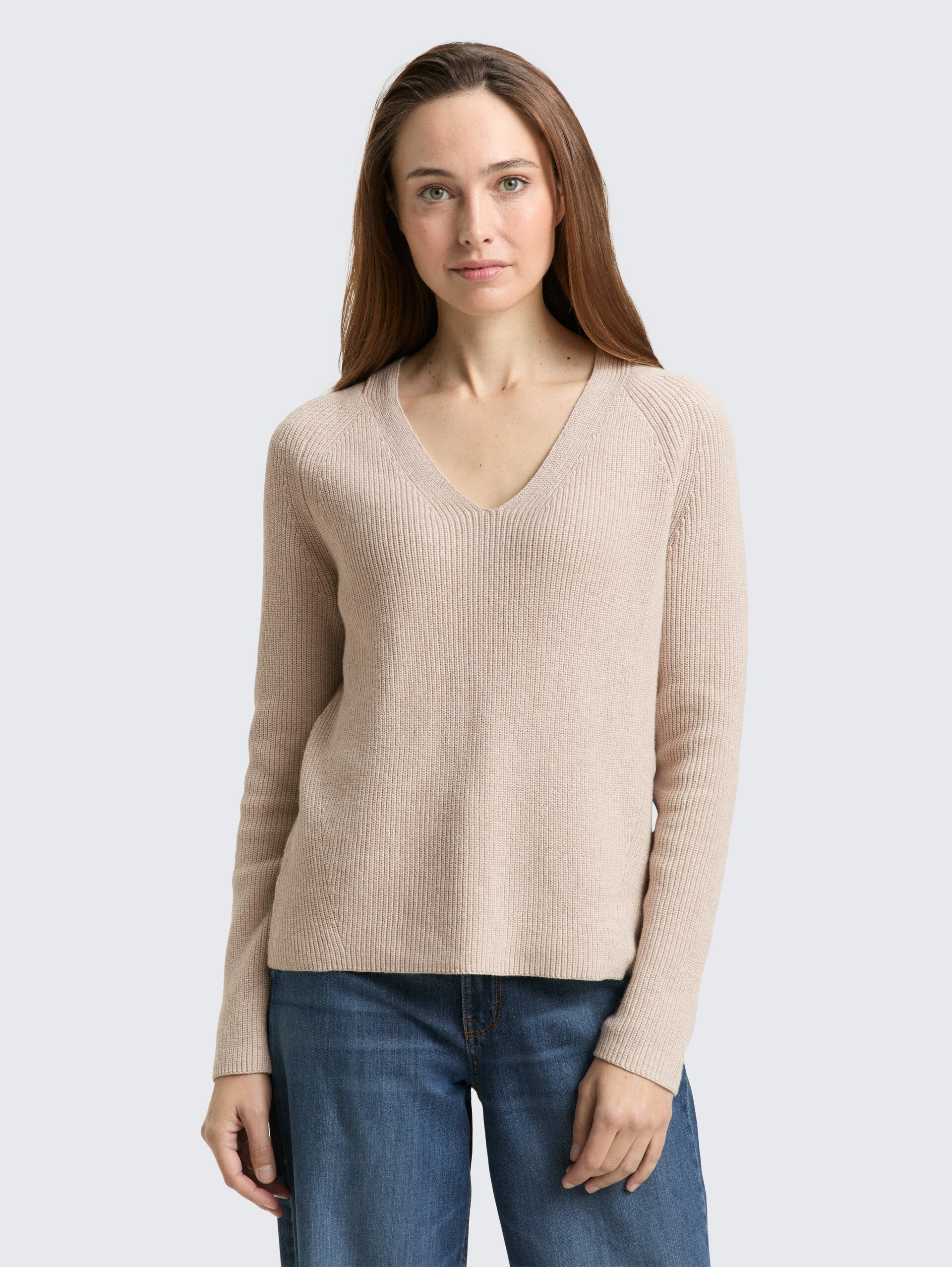 Strickpullover mit V-Ausschnitt - dusty alabaster melange - Ausschnitt Model-Vorderansicht