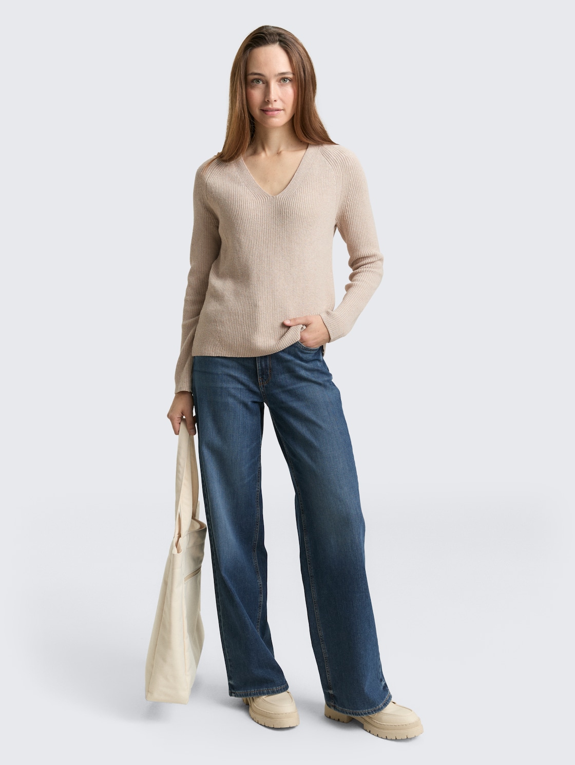 Strickpullover mit V-Ausschnitt - dusty alabaster melange - Model-Vorderansicht