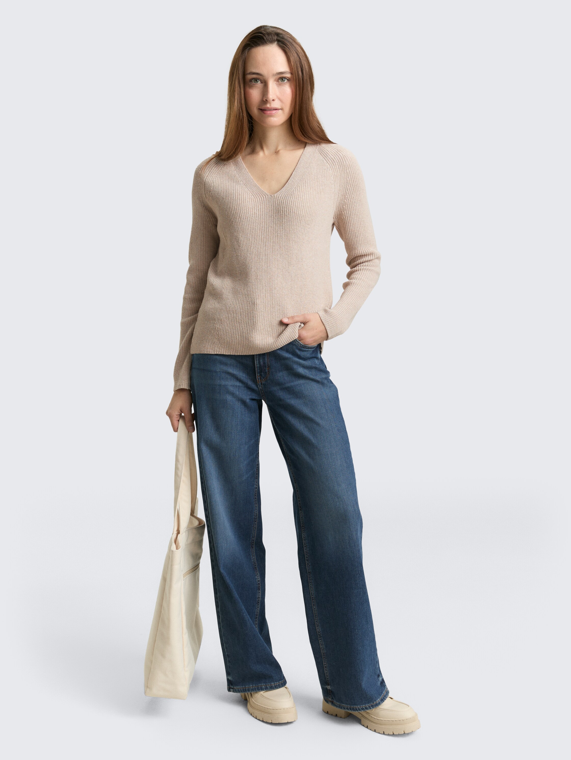 Strickpullover mit V-Ausschnitt - dusty alabaster melange - Model-Vorderansicht