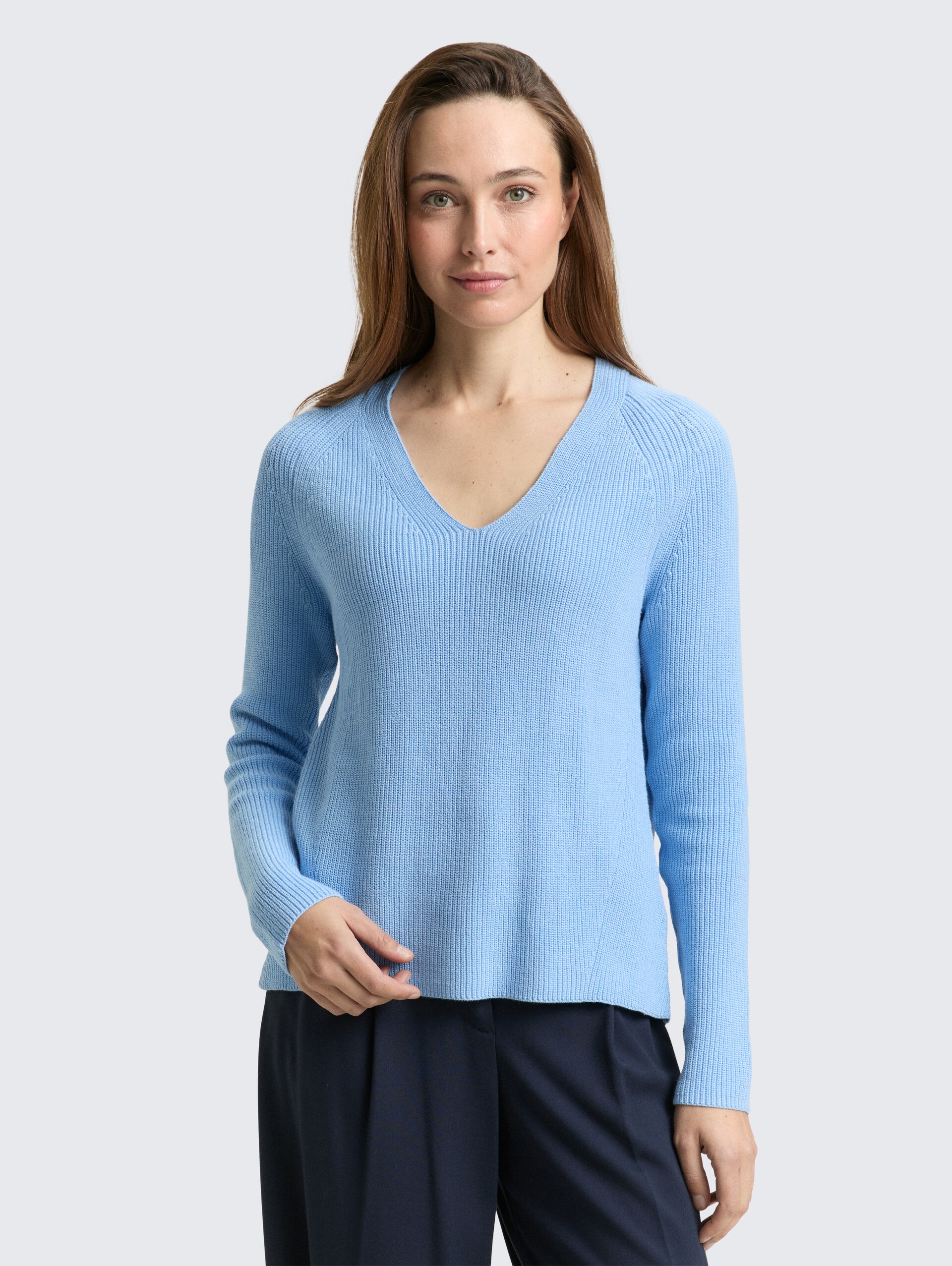 Strickpullover mit V-Ausschnitt - light fjord blue - Ausschnitt Model-Vorderansicht