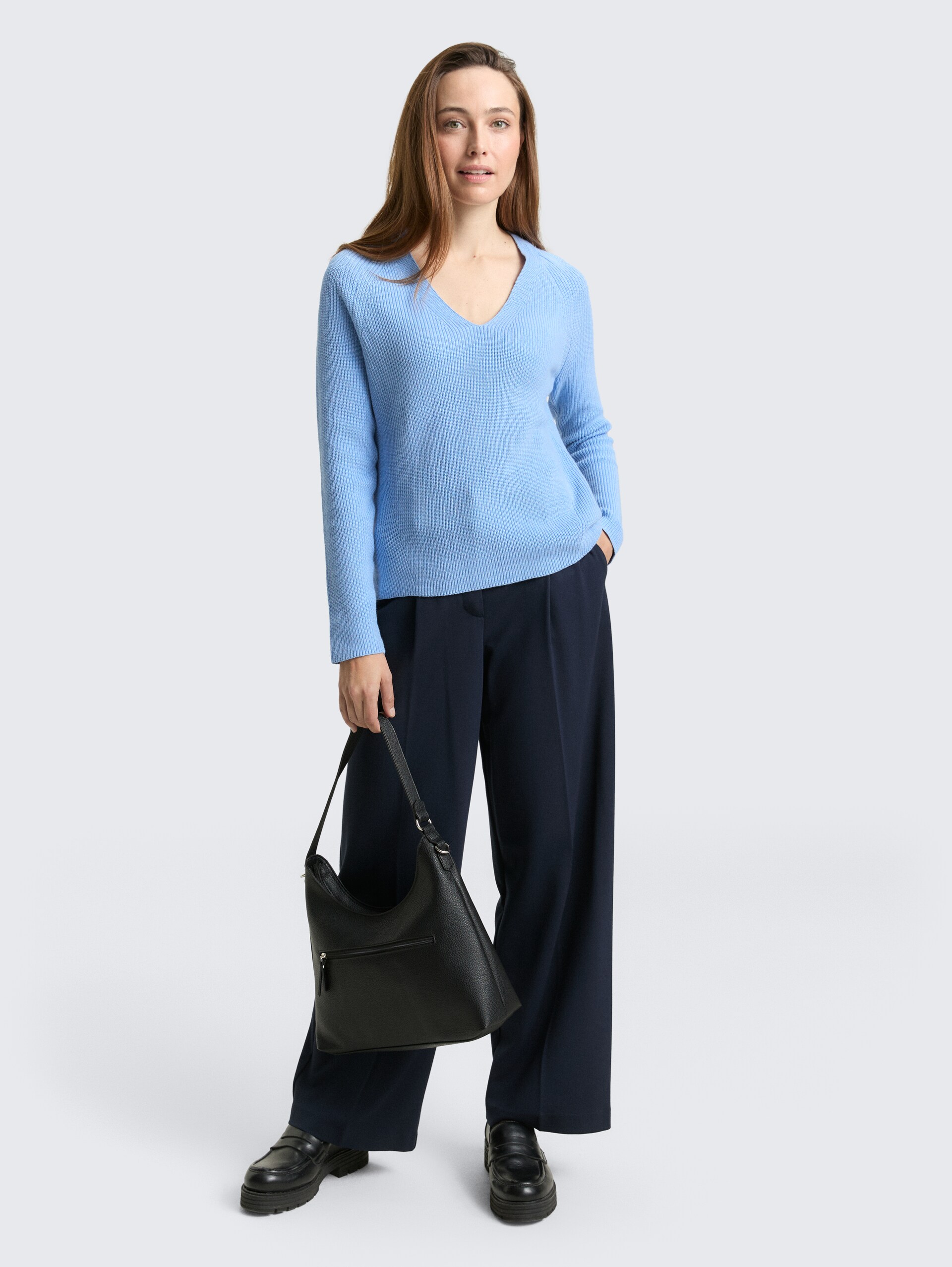 Strickpullover mit V-Ausschnitt - light fjord blue - Model-Vorderansicht