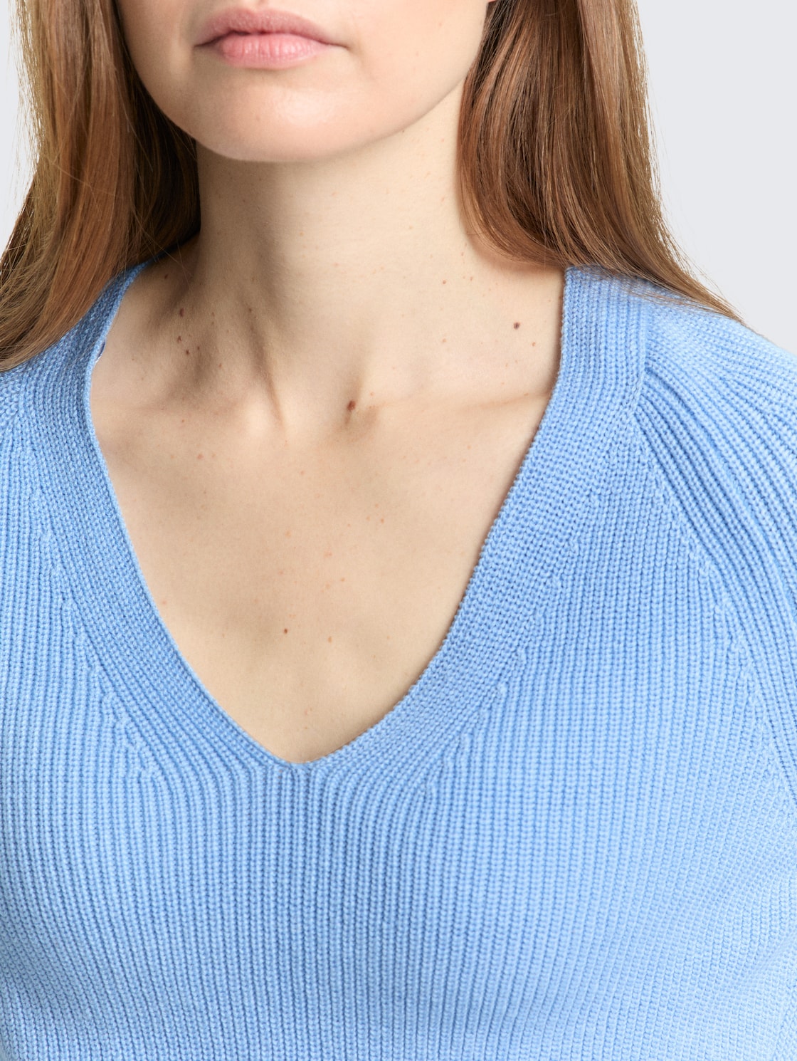 Strickpullover mit V-Ausschnitt - light fjord blue - Detail-Model-Ansicht