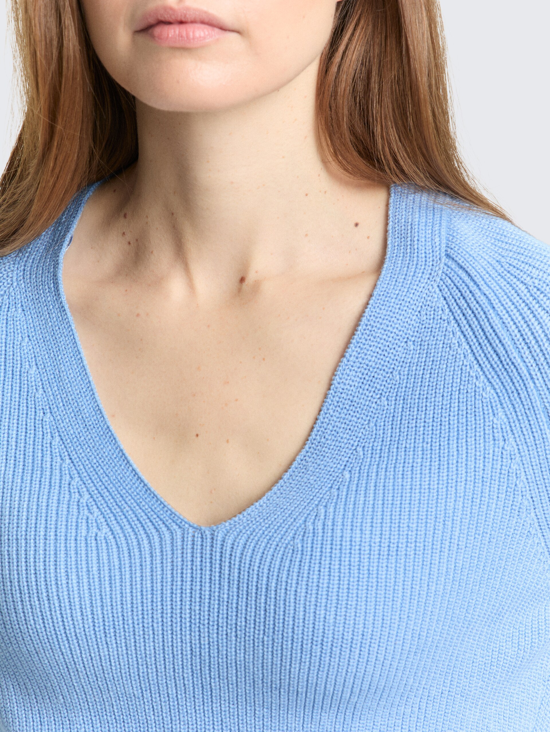 Strickpullover mit V-Ausschnitt - light fjord blue - Detail-Model-Ansicht