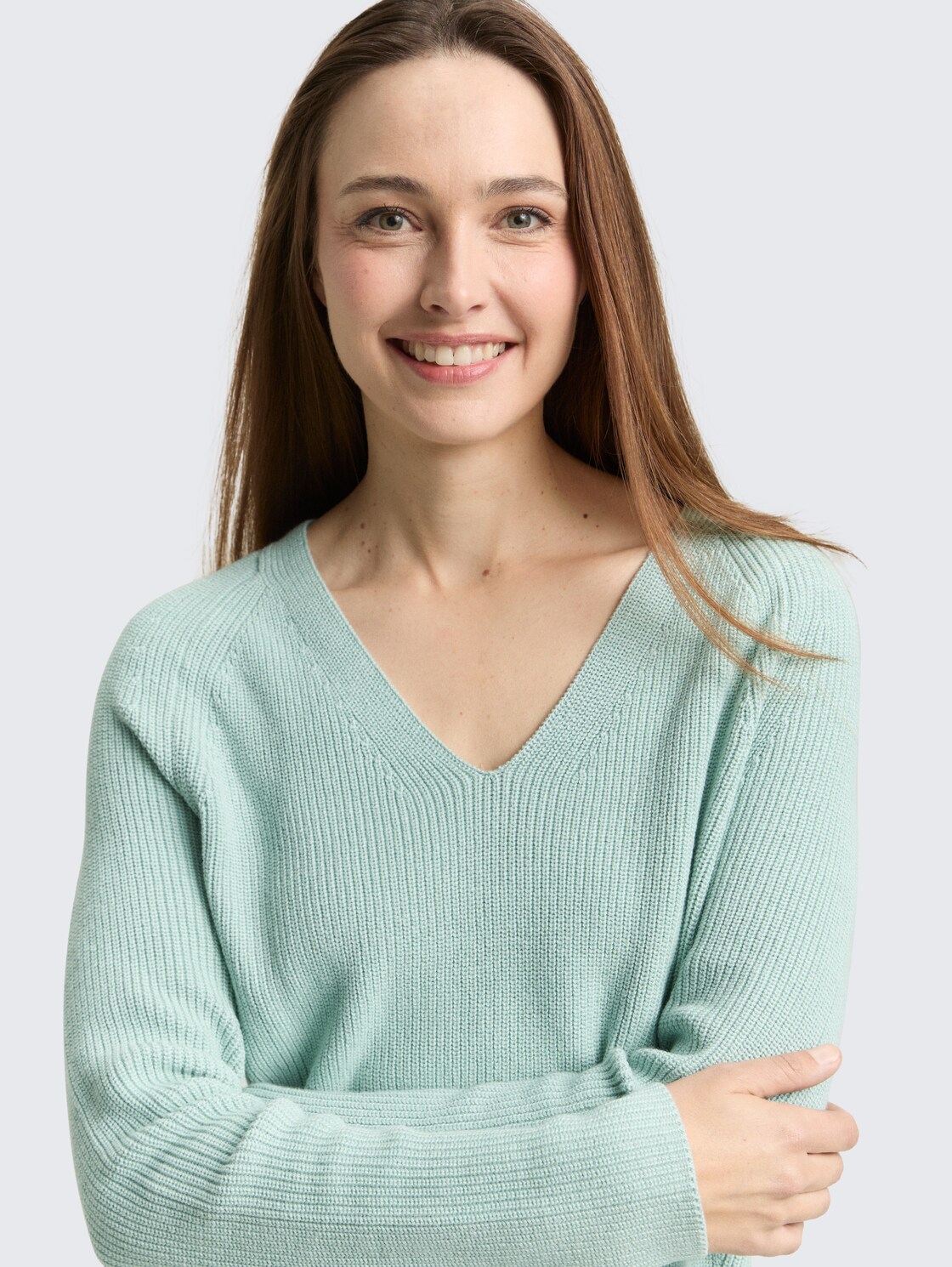 Strickpullover mit V-Ausschnitt - blue haze - Detail-Model-Ansicht