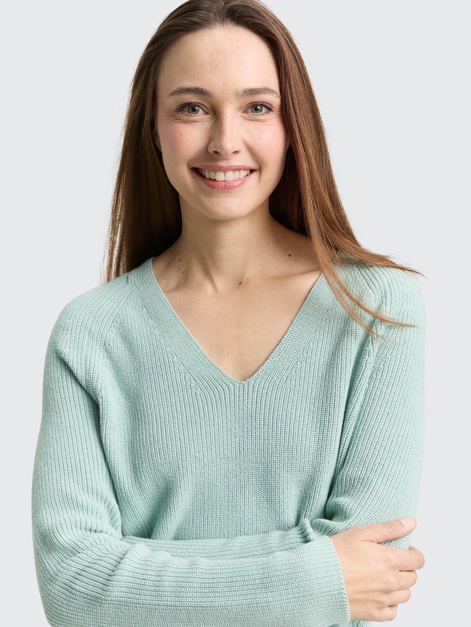 Strickpullover mit V-Ausschnitt - blue haze - Detail-Model-Ansicht
