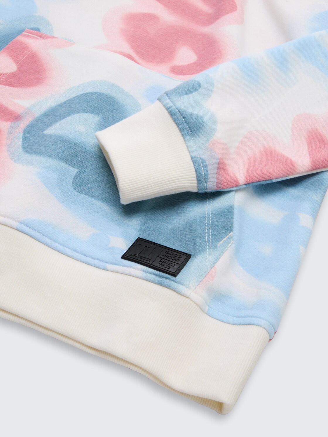 Hoodie Sweatshirt mit Allover-Print - blurred wording design - Detail-Model-Ansicht