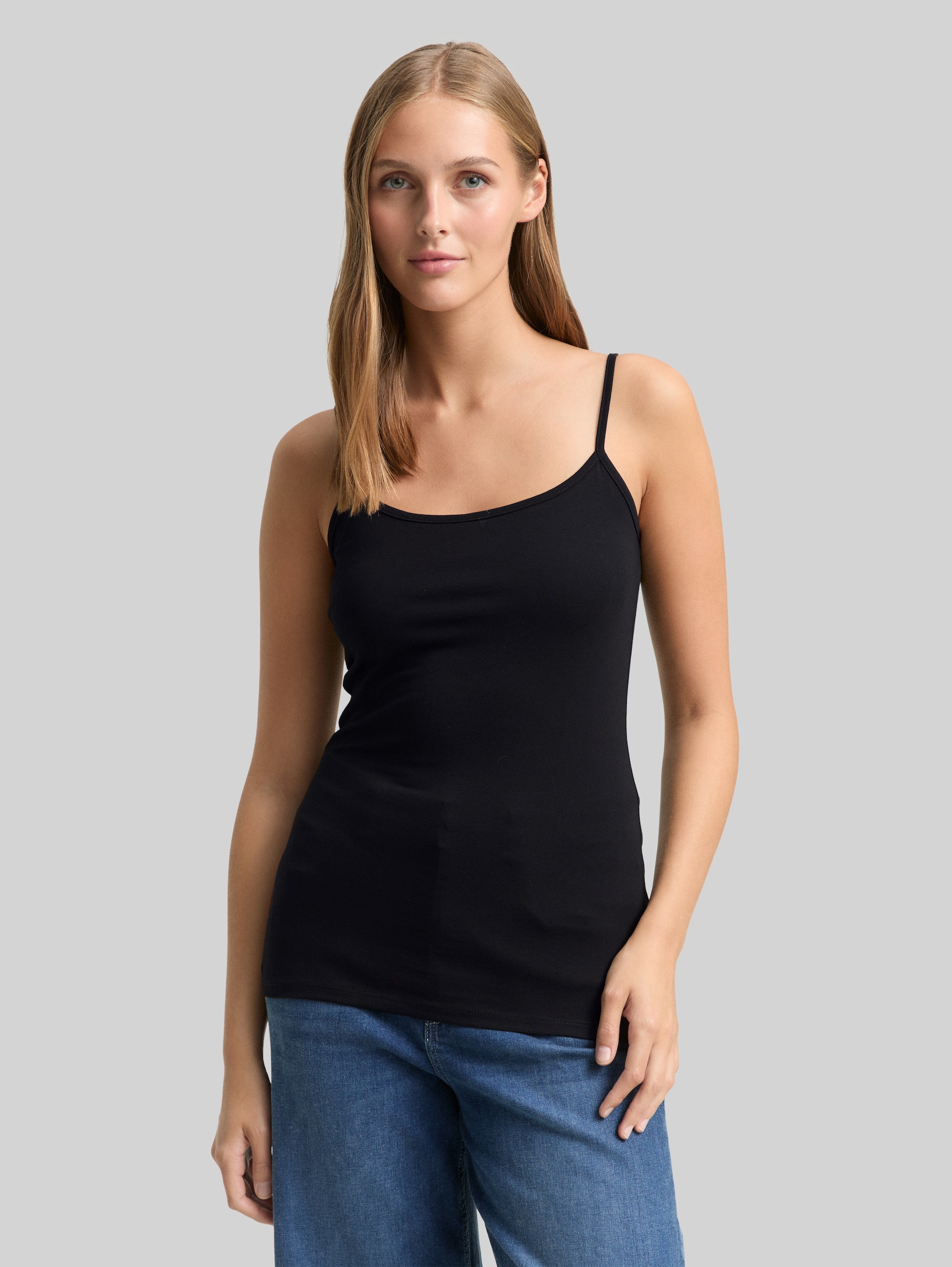 Slim Fit Trägertop - deep black - Ausschnitt Model-Vorderansicht